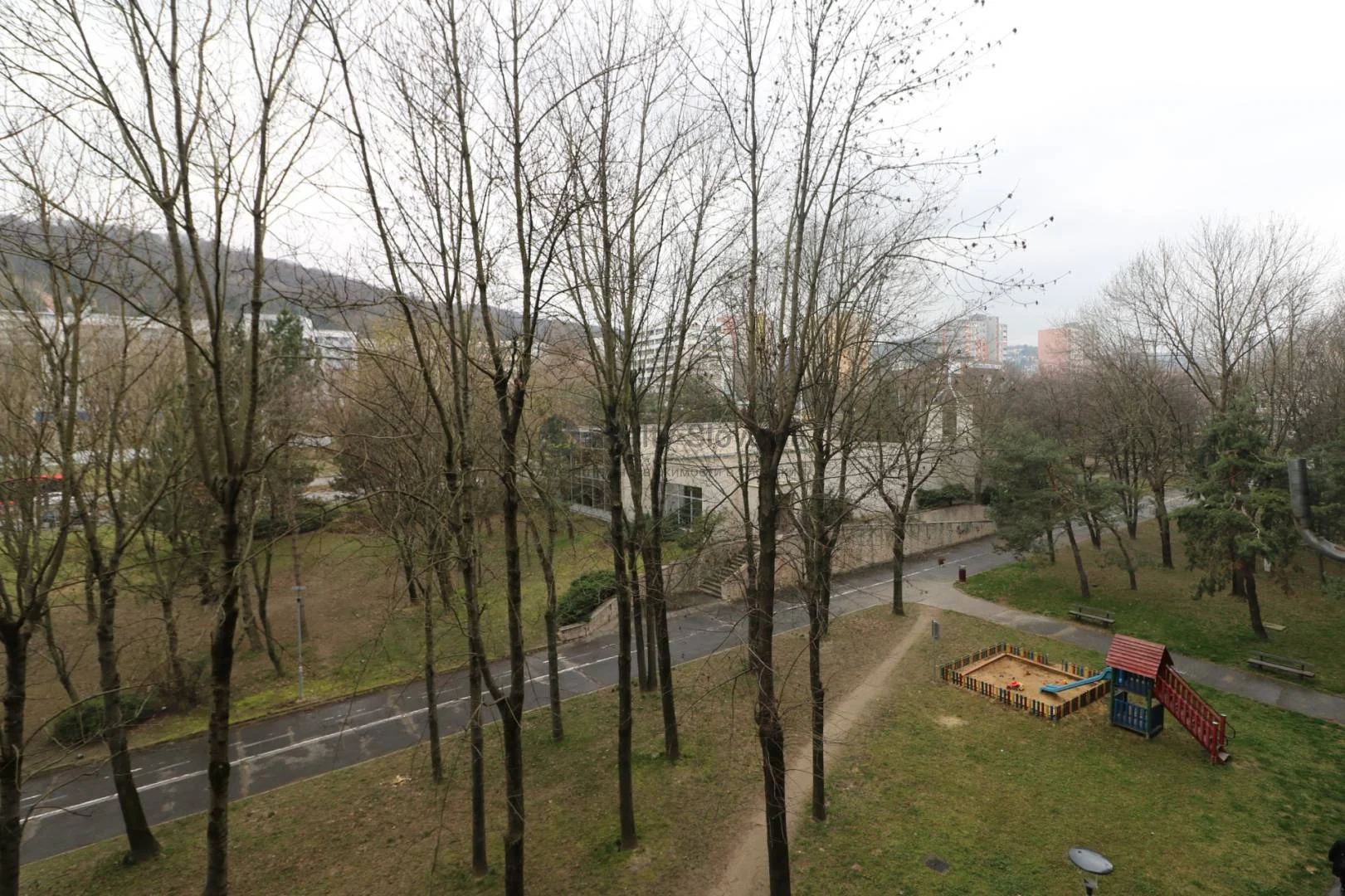 Вид на парковую зону с детской площадкой — 4-к квартира, аренда, Братислава