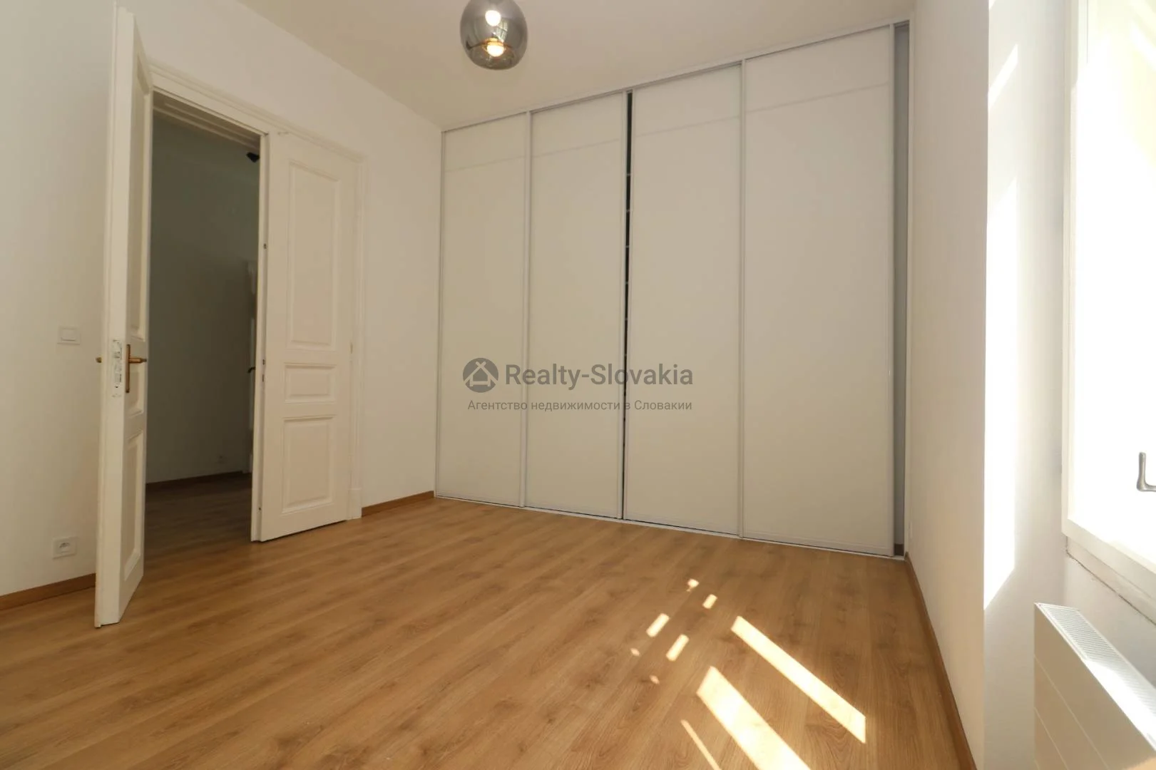 Спальня с шкафом-купе и окном — 4-к квартира, аренда, Братислава
