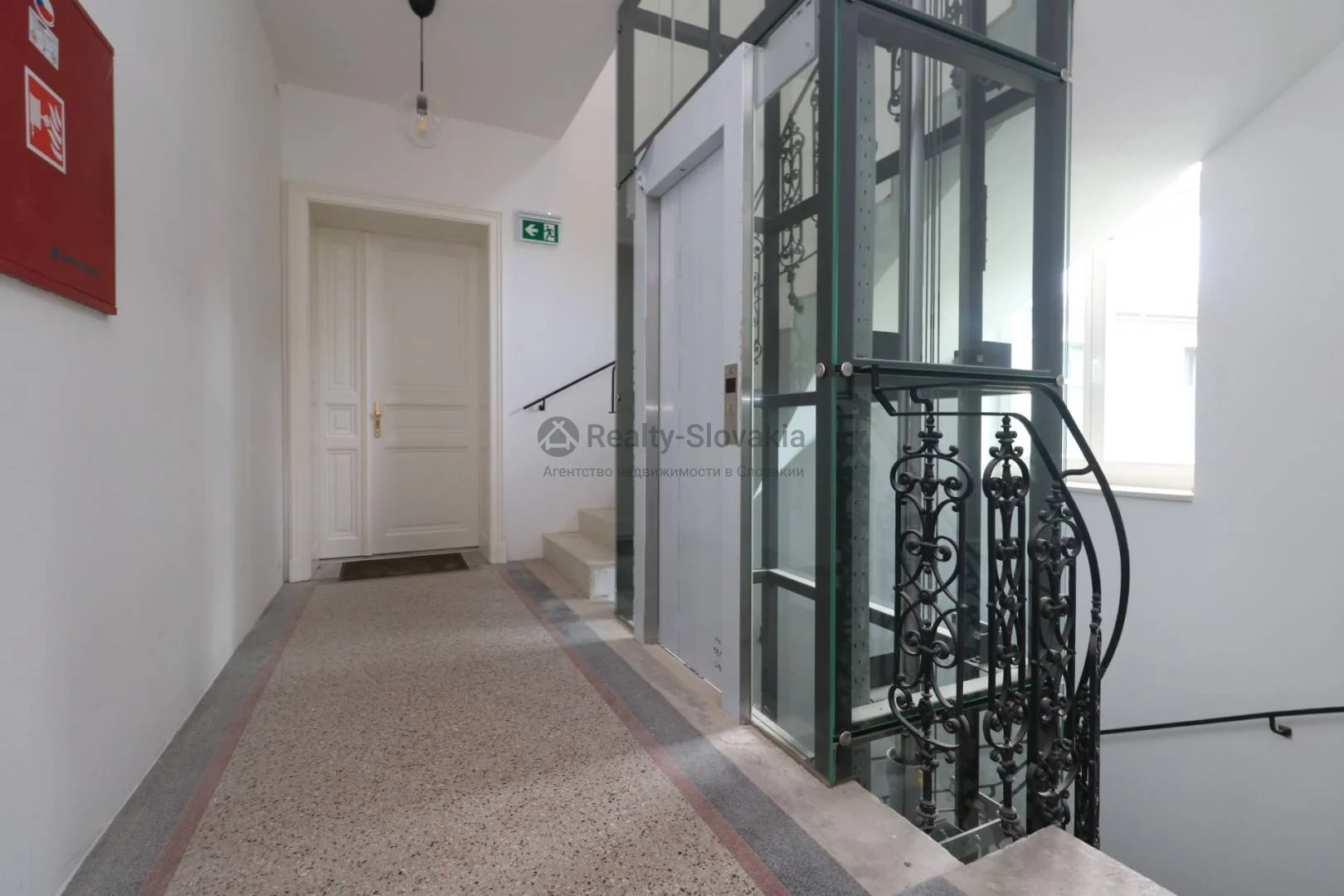 Лифт и лестница в коридоре — 4-к квартира, аренда, Братислава