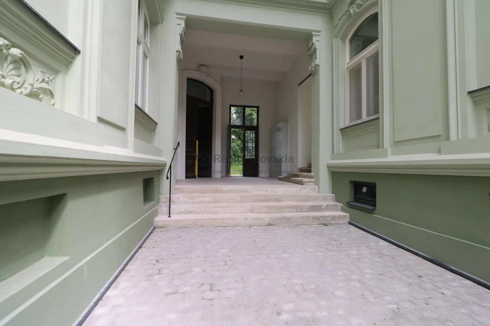 Входная зона с лестницей и дверью — 4-к квартира, аренда, Братислава