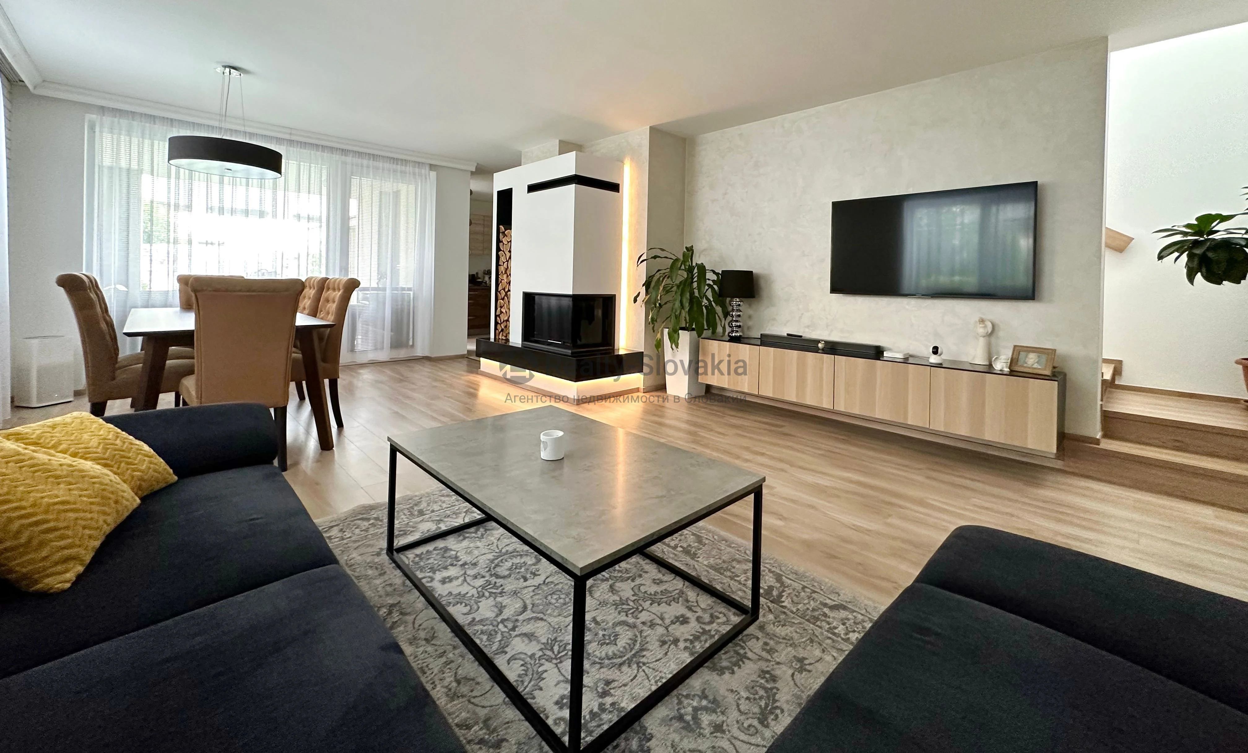 Гостиная с диваном и камином — дом, продажа, Rovinka