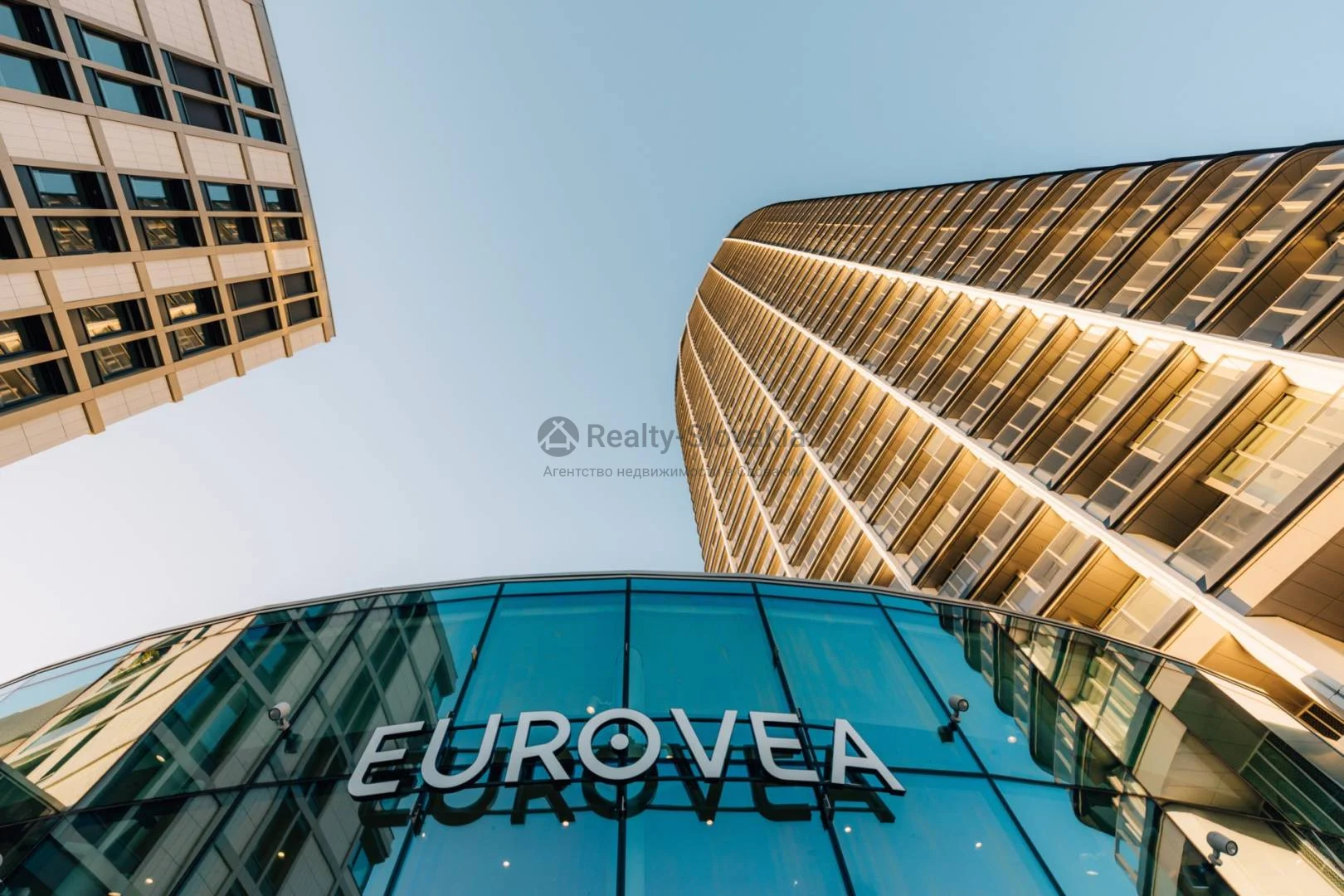 Здание с названием EUROVEA и стеклянной крышей — 2-к апартаменты, аренда, Братислава (Старе Место)