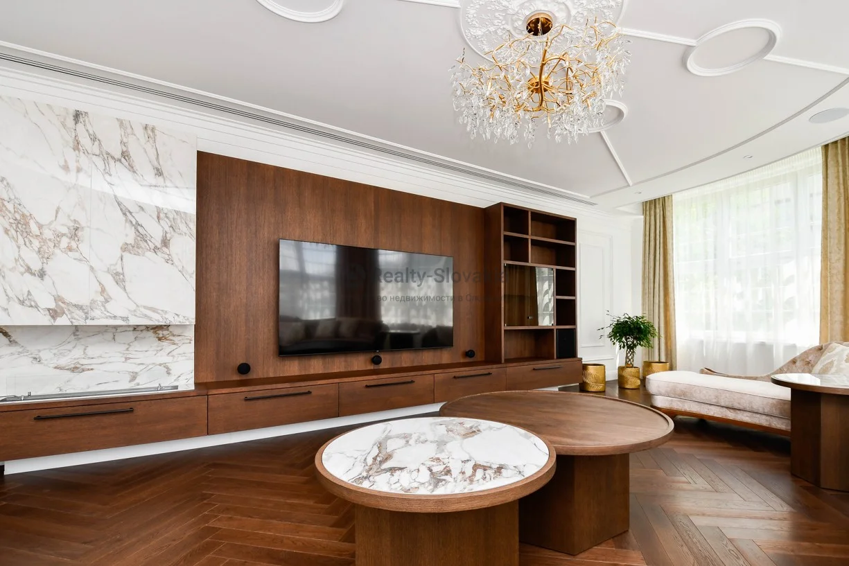 Гостиная с камином и телевизором — 5-к квартира, аренда, Братислава (Старе Место)