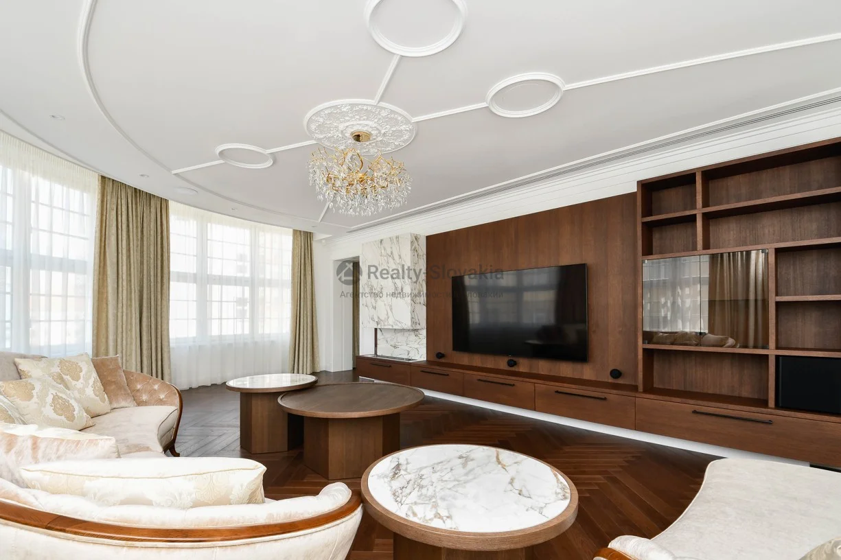 Гостиная с диваном и камином — 5-к квартира, аренда, Братислава (Старе Место)