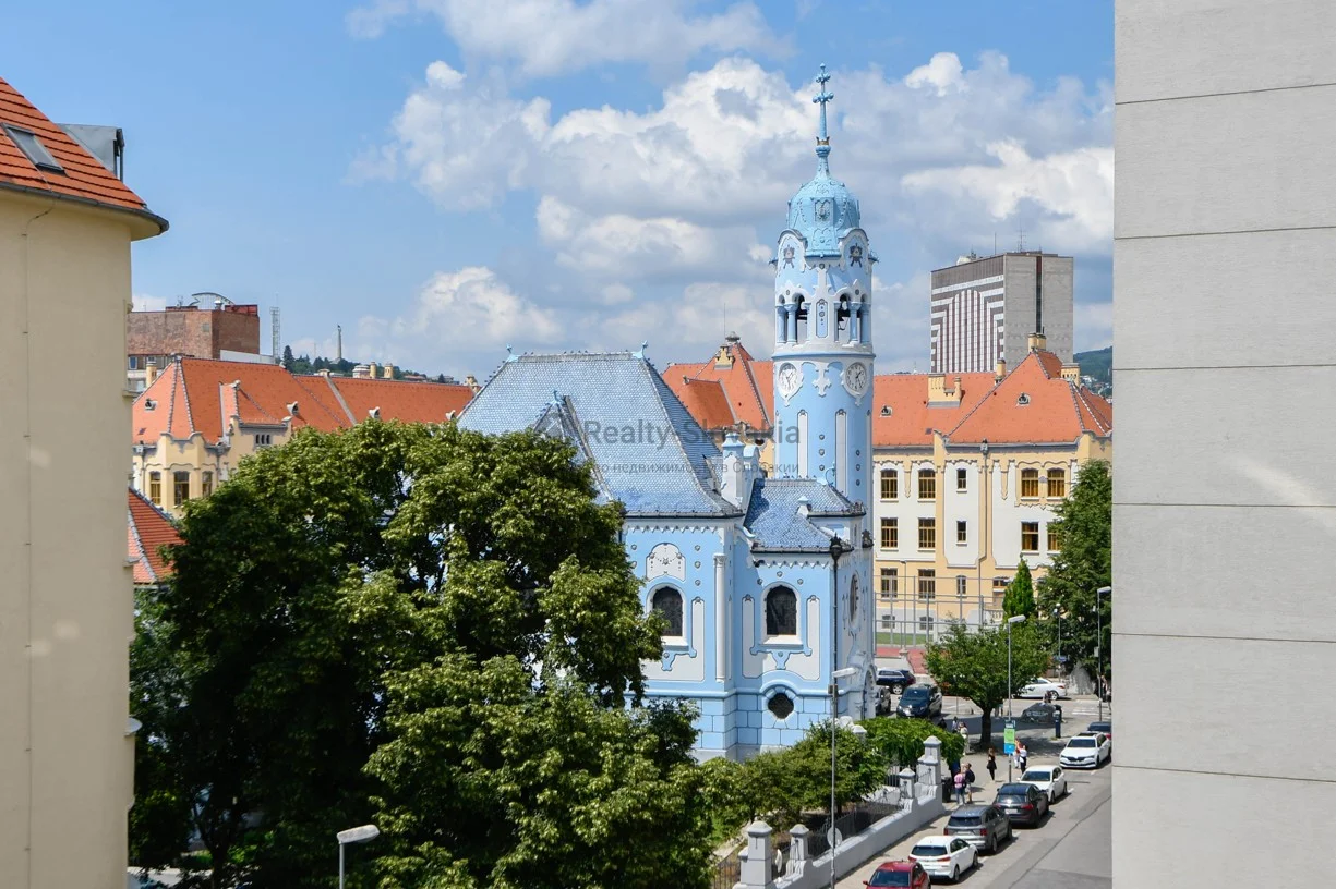 Вид на церковь со двора — 5-к квартира, аренда, Братислава (Старе Место)