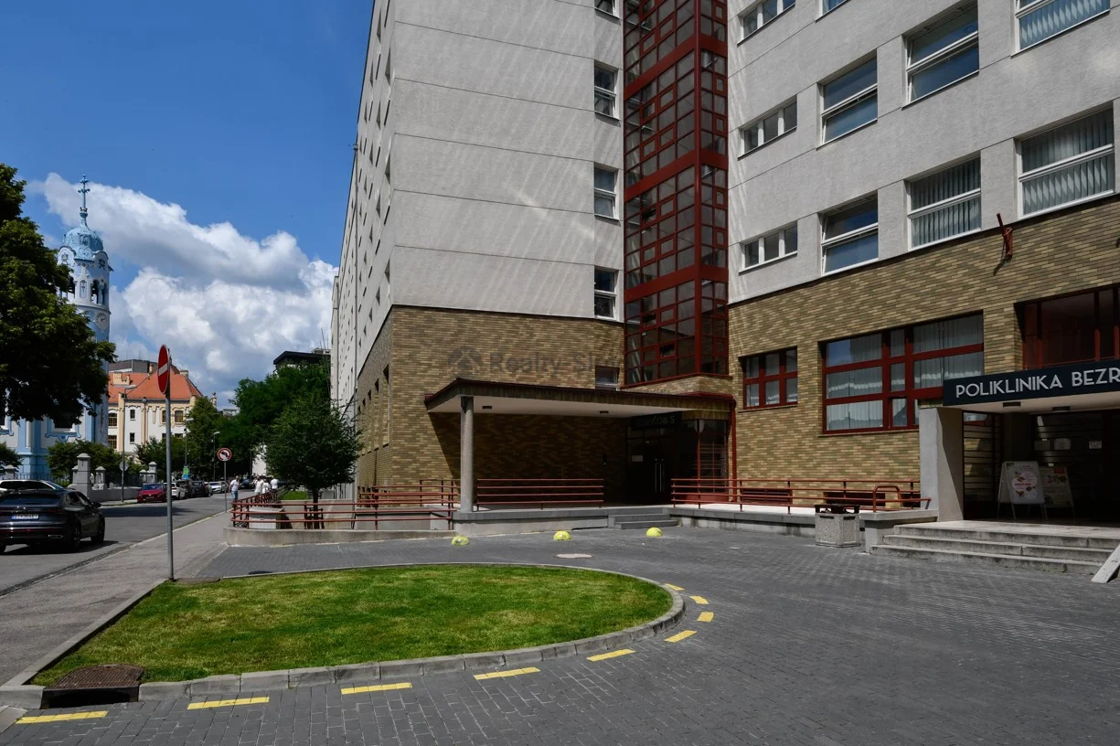 Вид на жилой дом со двора — 5-к квартира, аренда, Братислава (Старе Место)