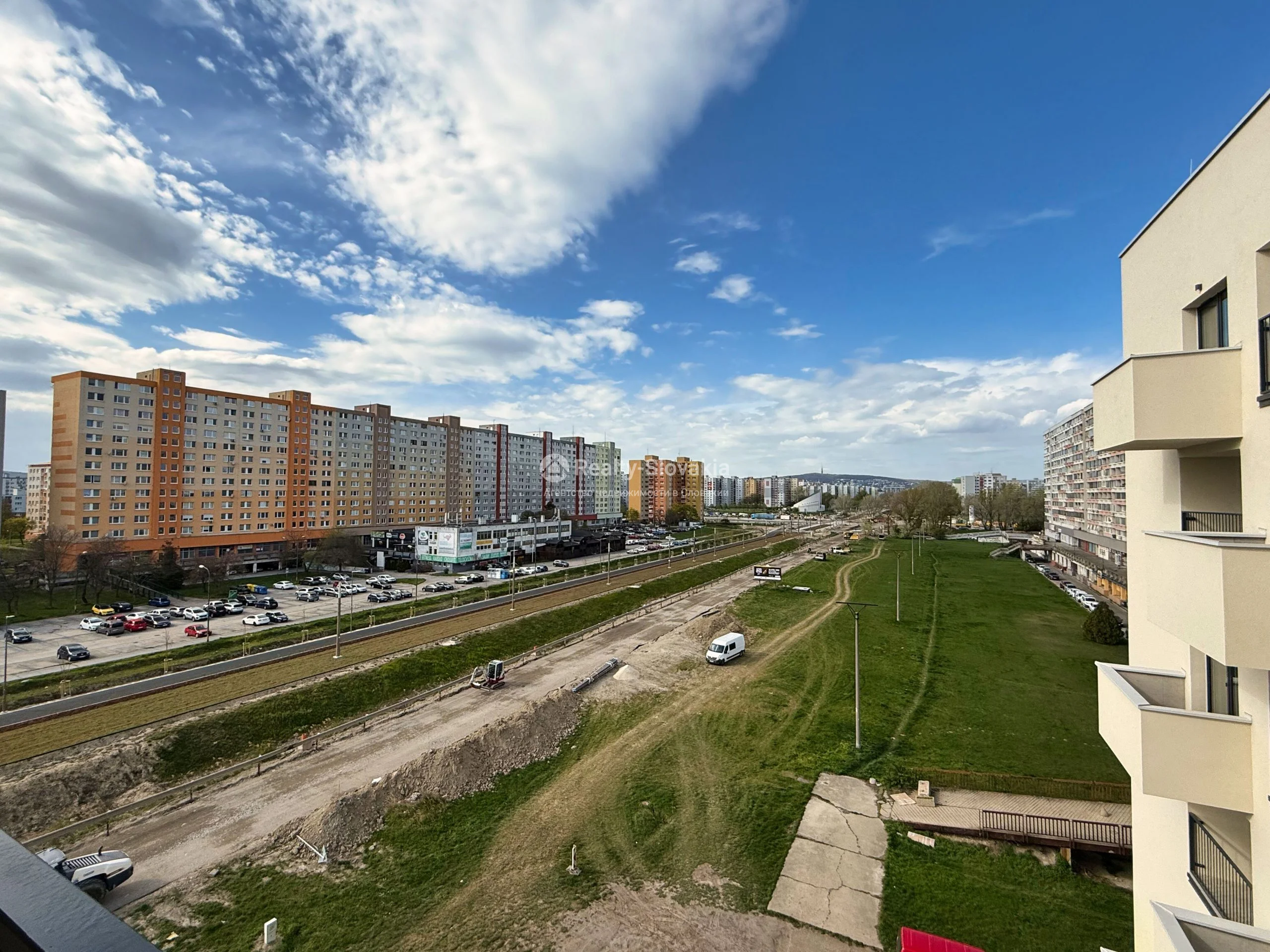 Вид на жилой район с дорогой и зеленым полем — 2-к апартаменты, аренда, Братислава (Петржалка)