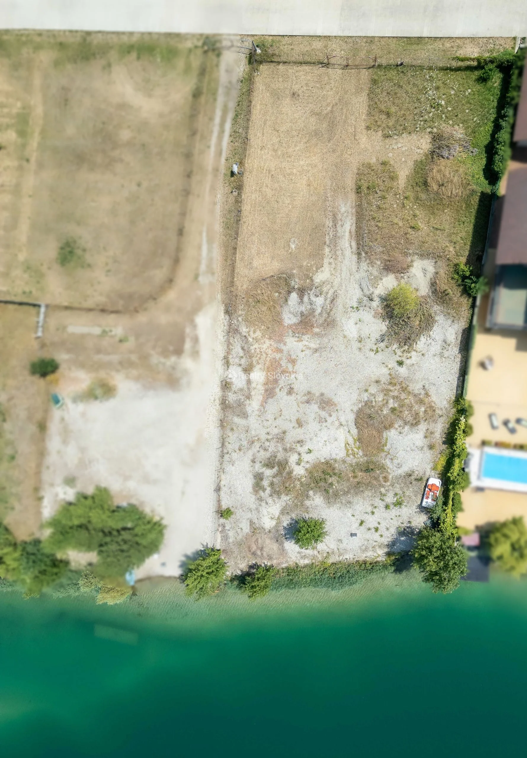 Участок земли у водоёма с деревьями и дорогой — Участок, продажа, Дунайска Лужна