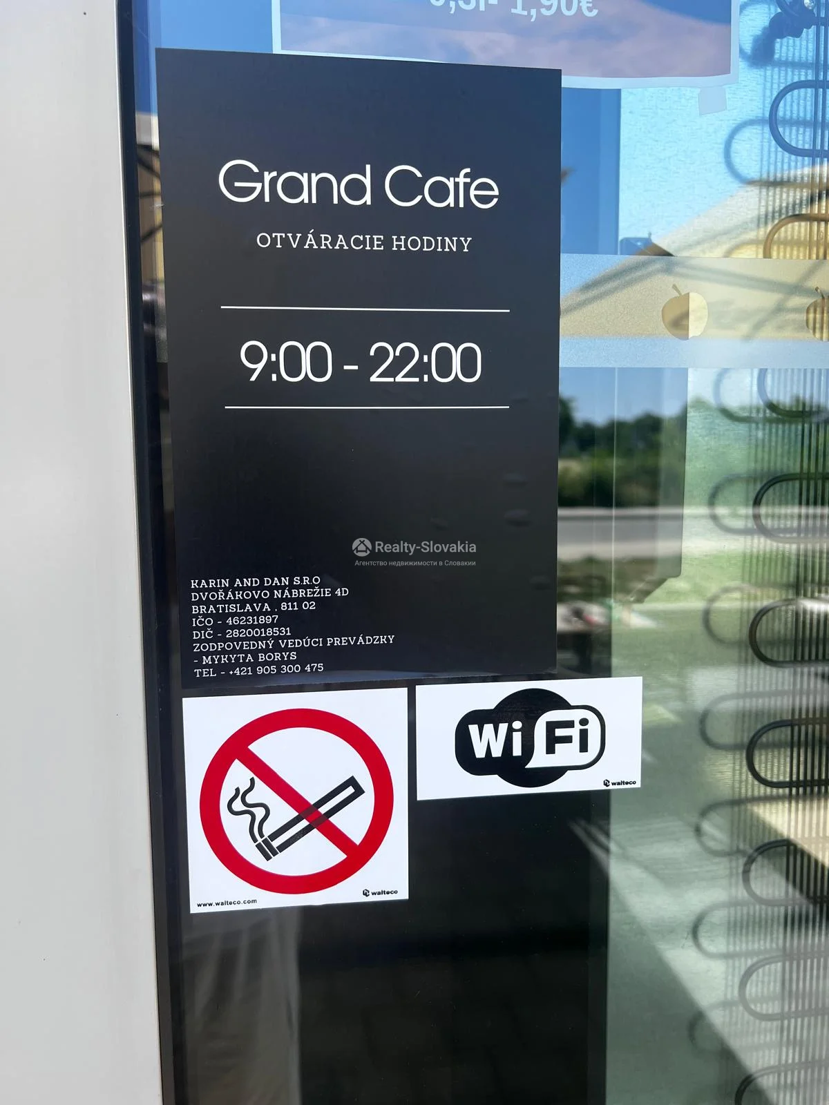 Знаки на окне кафе с часами работы и символами Wi-Fi и запрета курения — Кафе-бар, продажа, Братислава (Ружинов)
