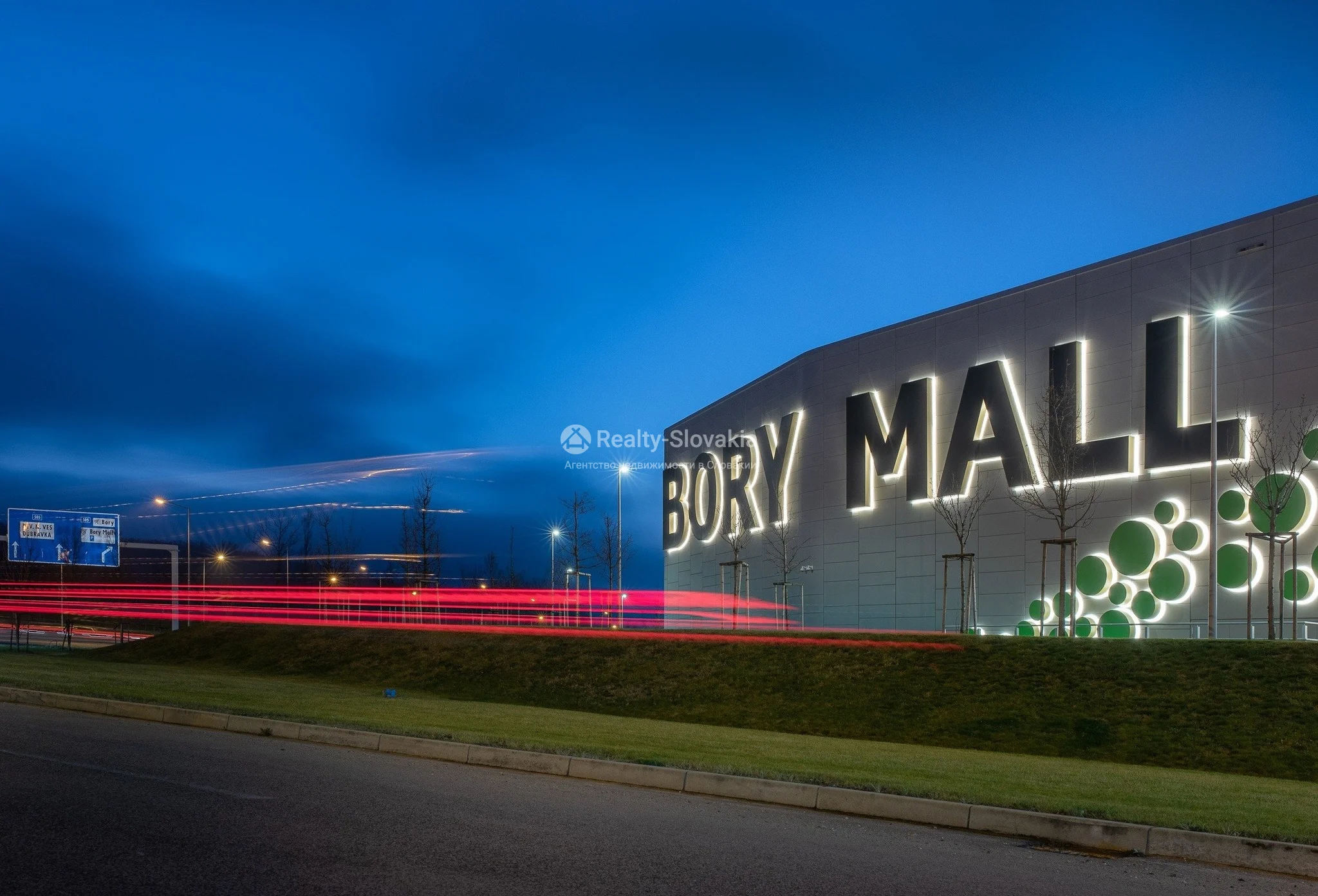 Здание торгового центра Bory Mall вечером — квартира, аренда, Братислава (Ламач)