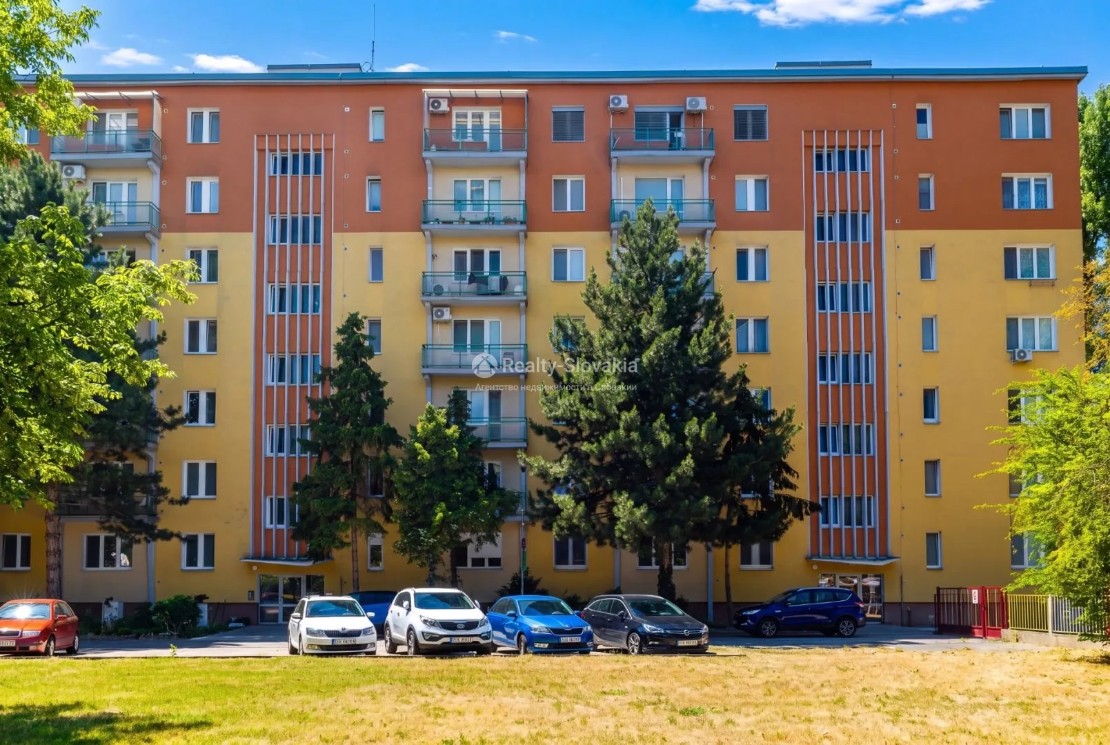 Здание с парковкой и деревьями — 2,5-к квартира, продажа, Братислава (Ружинов)