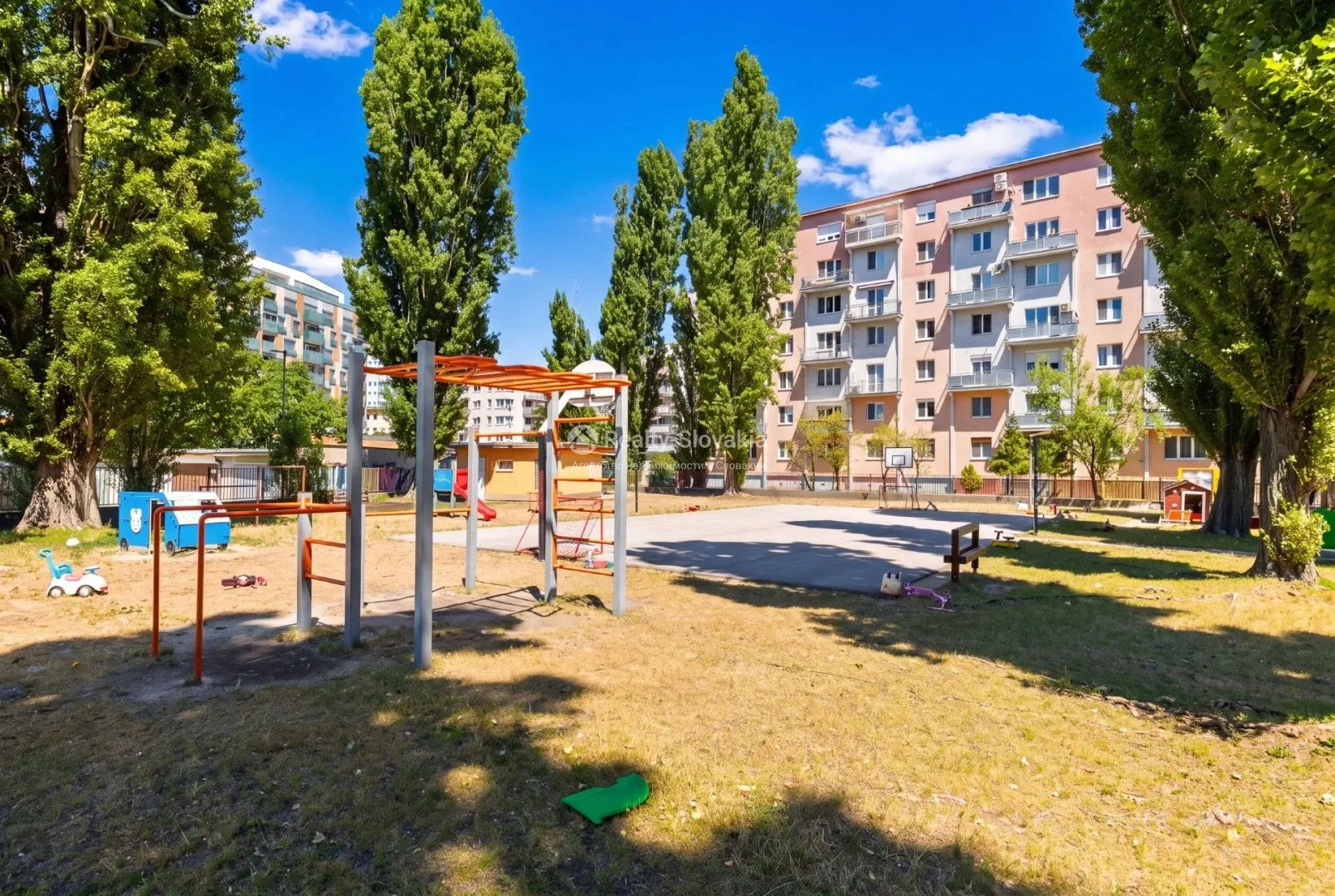 Детская площадка с игровыми конструкциями и зеленью — 2,5-к квартира, продажа, Братислава (Ружинов)