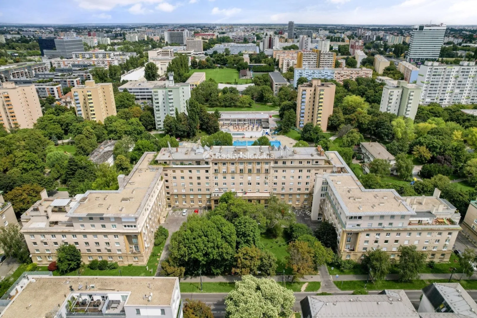 Вид на жилой комплекс с зелеными насаждениями — 3-к квартира, аренда, Братислава (Ружинов)