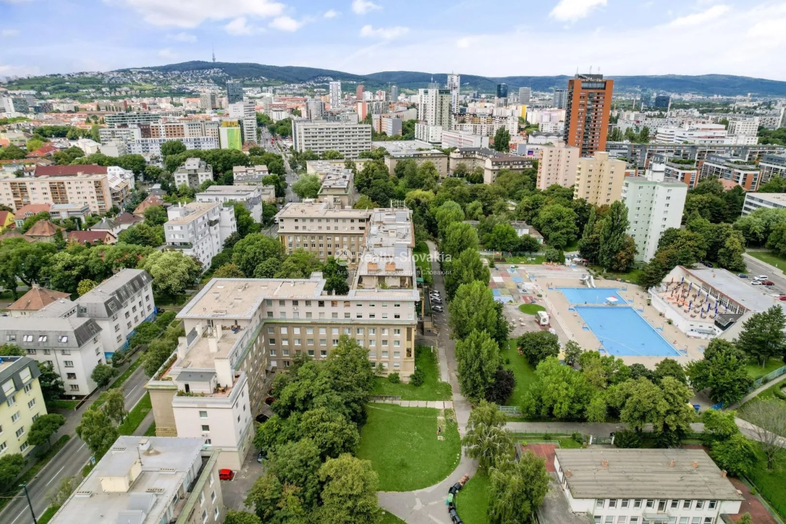 Вид на жилой район с бассейном и зеленью — 3-к квартира, аренда, Братислава (Ружинов)