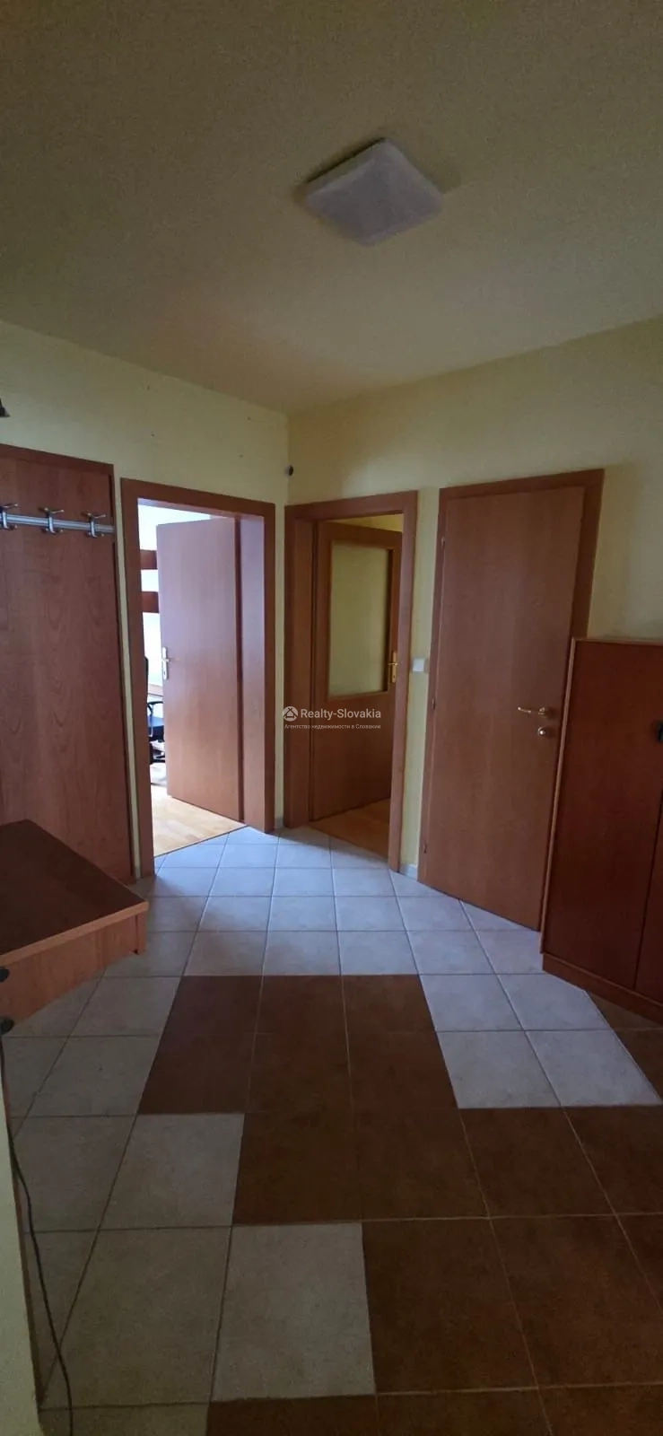 Коридор с несколькими дверями и плиткой — 5-к квартира, аренда, Братислава (Нове Место)