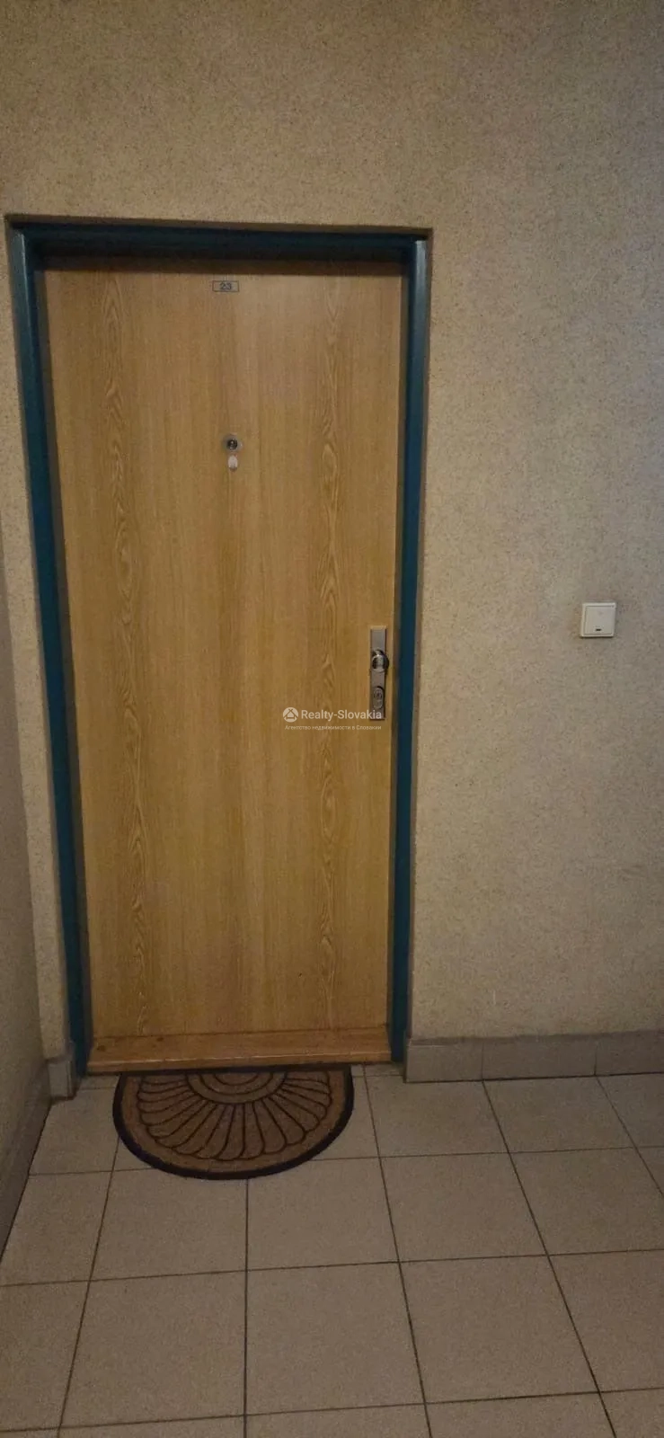 Дверной проем с ковриком на полу — 5-к квартира, аренда, Братислава (Нове Место)