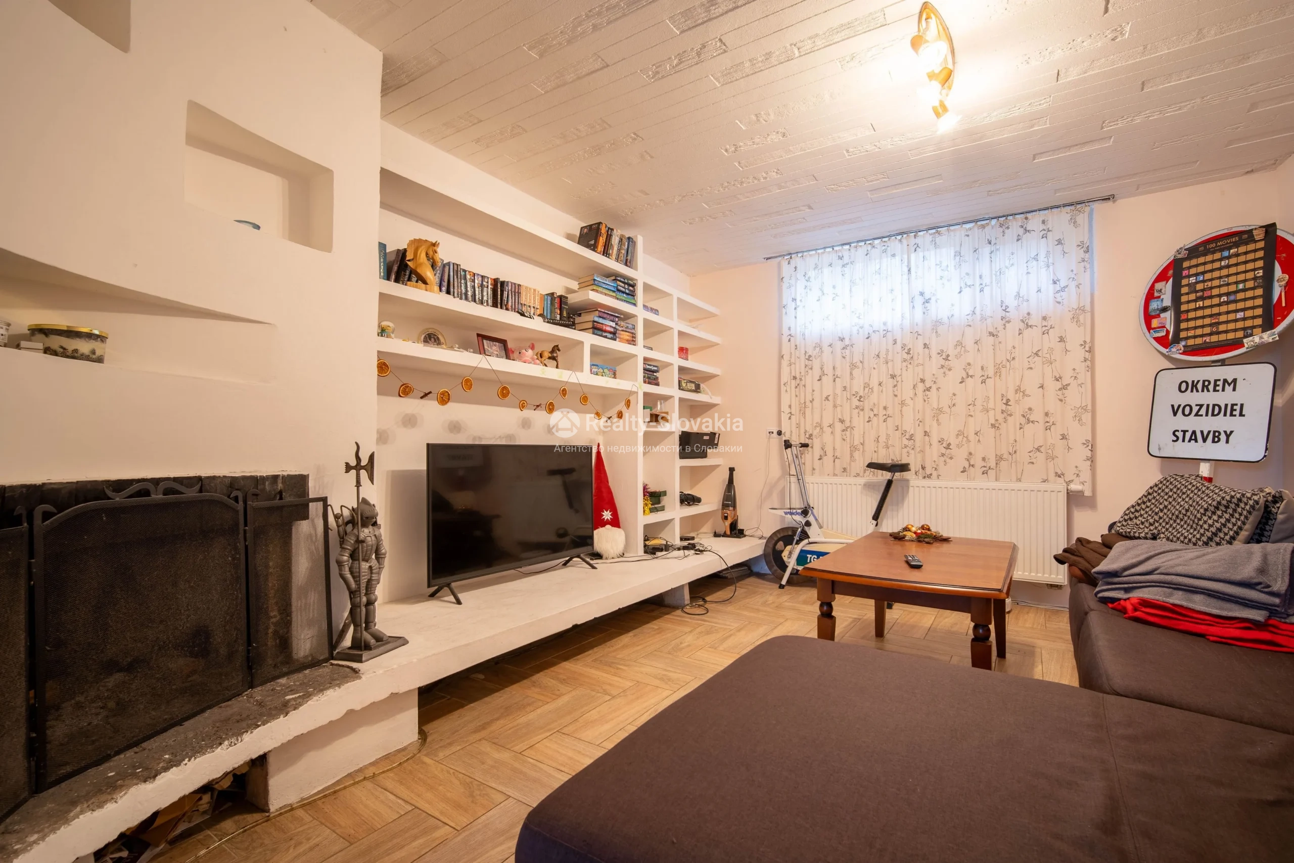 Гостиная с камином и телевизором — 6-к дом, продажа, Братислава (Рача)