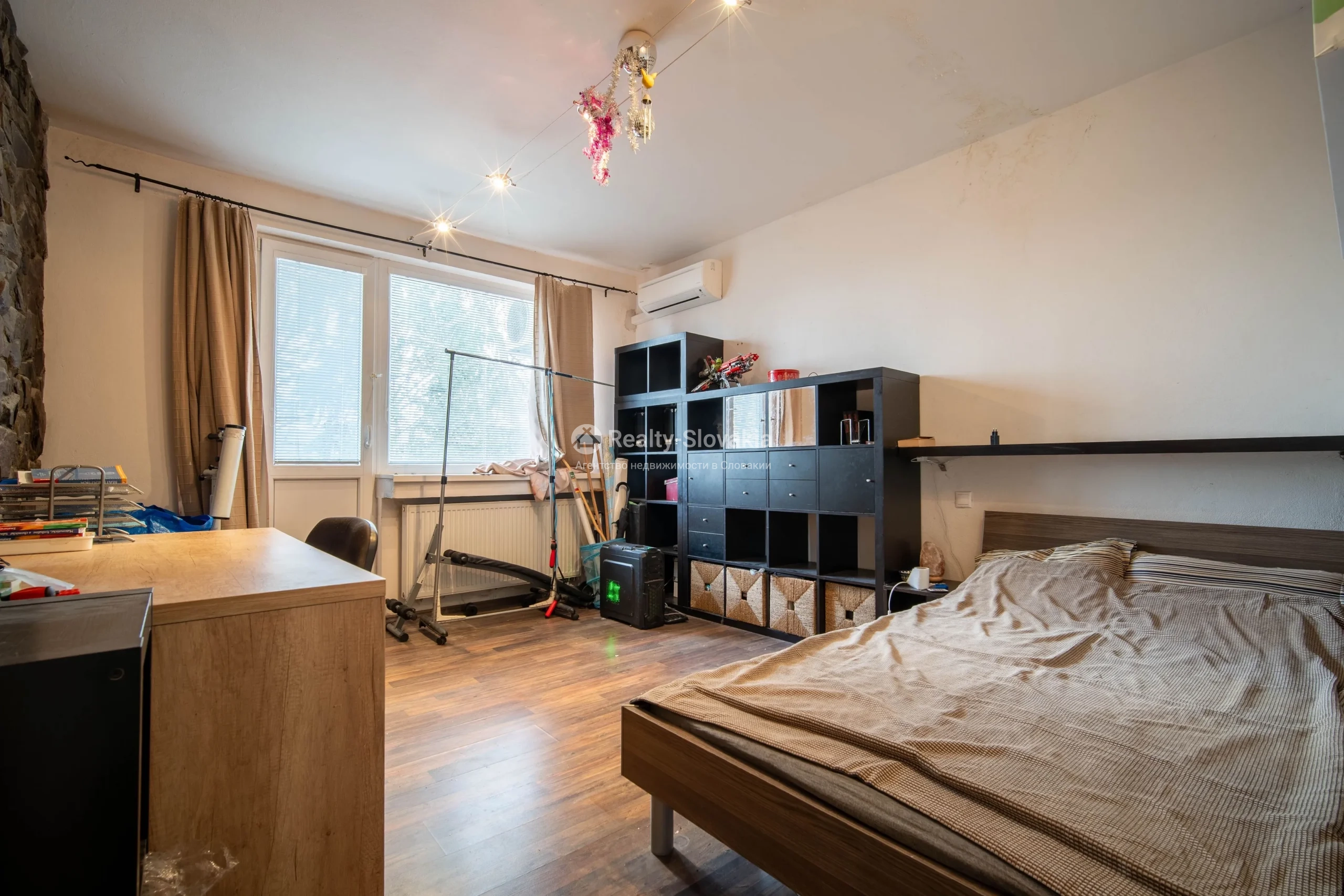 Спальня с кроватью и шкафом — 6-к дом, продажа, Братислава (Рача)