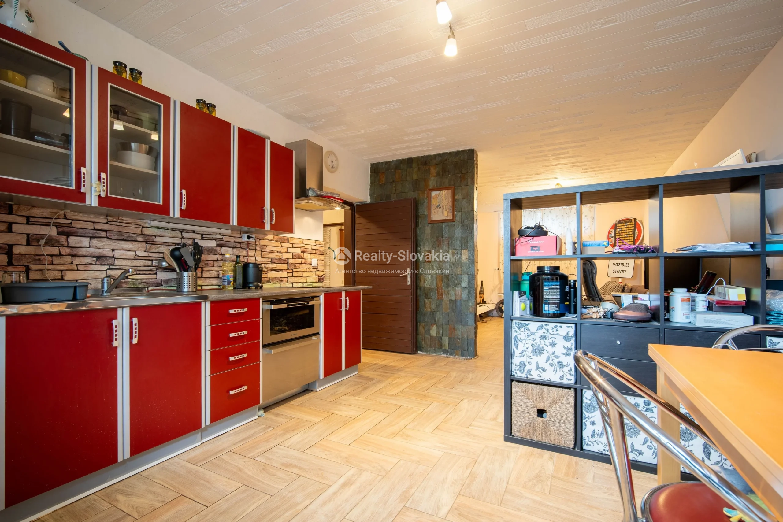 Кухня с красными шкафами и каменной стеной — 6-к дом, продажа, Братислава (Рача)