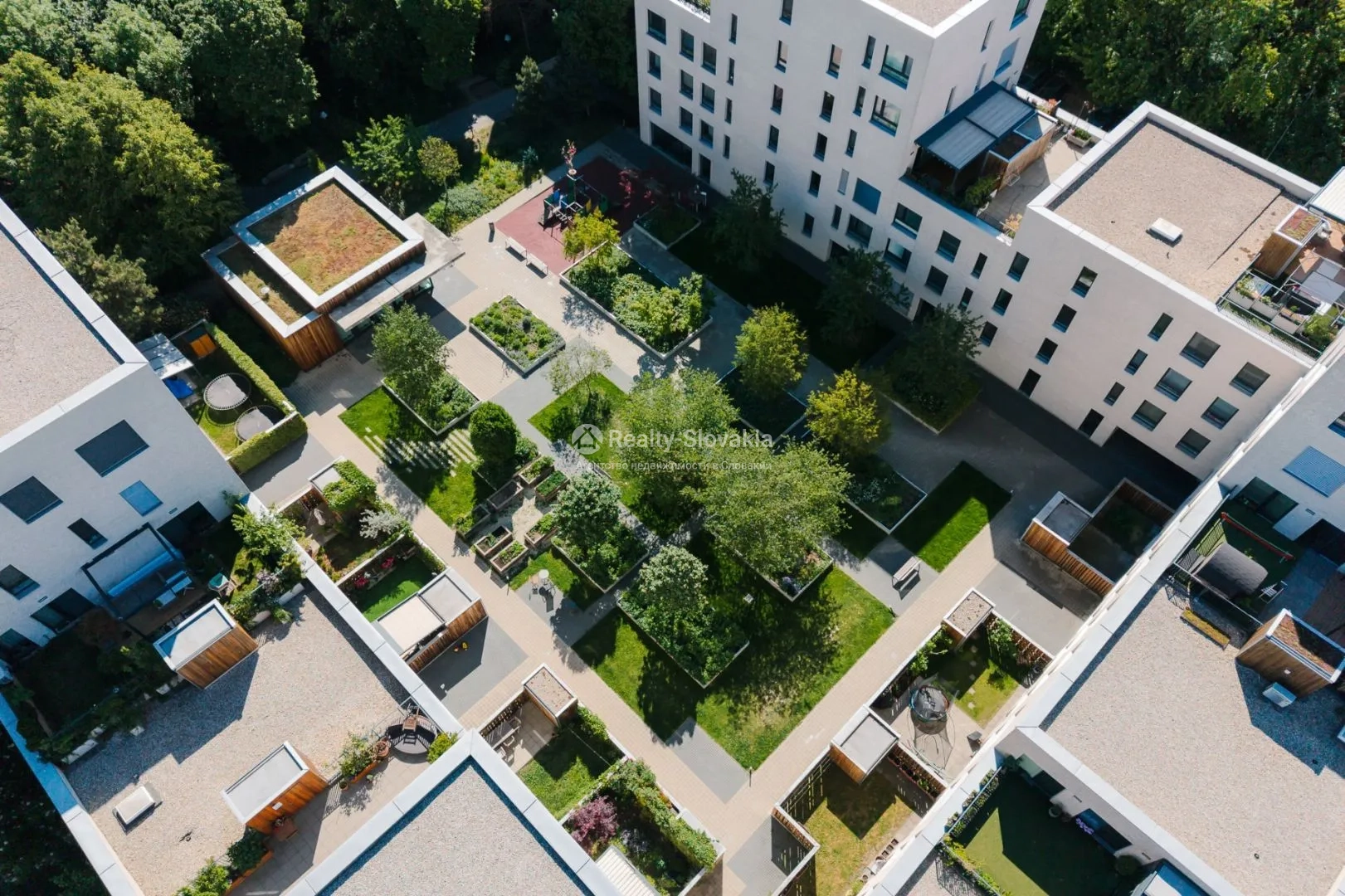 Вид на жилой комплекс с зелеными участками — 1,5-к квартира, продажа, Братислава (Петржалка)
