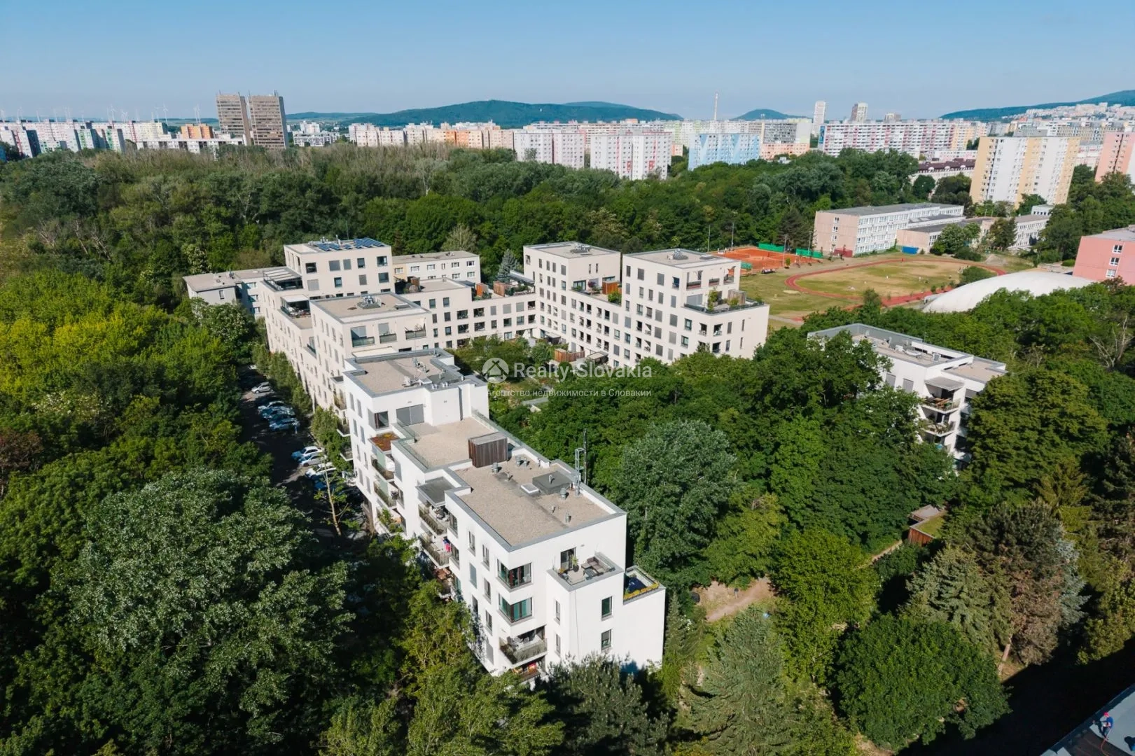 Вид на жилой комплекс среди деревьев — 1,5-к квартира, продажа, Братислава (Петржалка)
