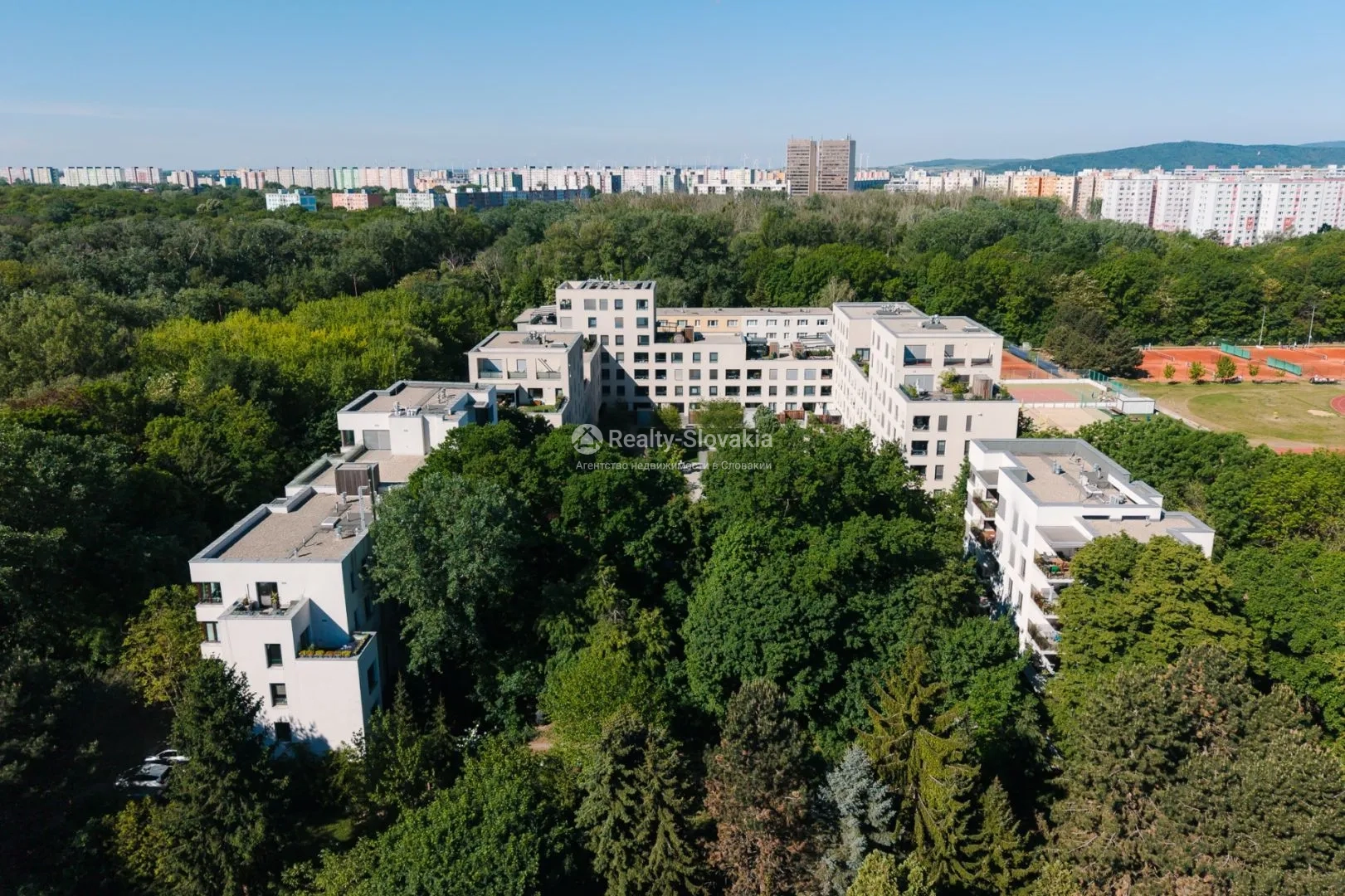 Вид на жилой комплекс среди деревьев — 1,5-к квартира, продажа, Братислава (Петржалка)