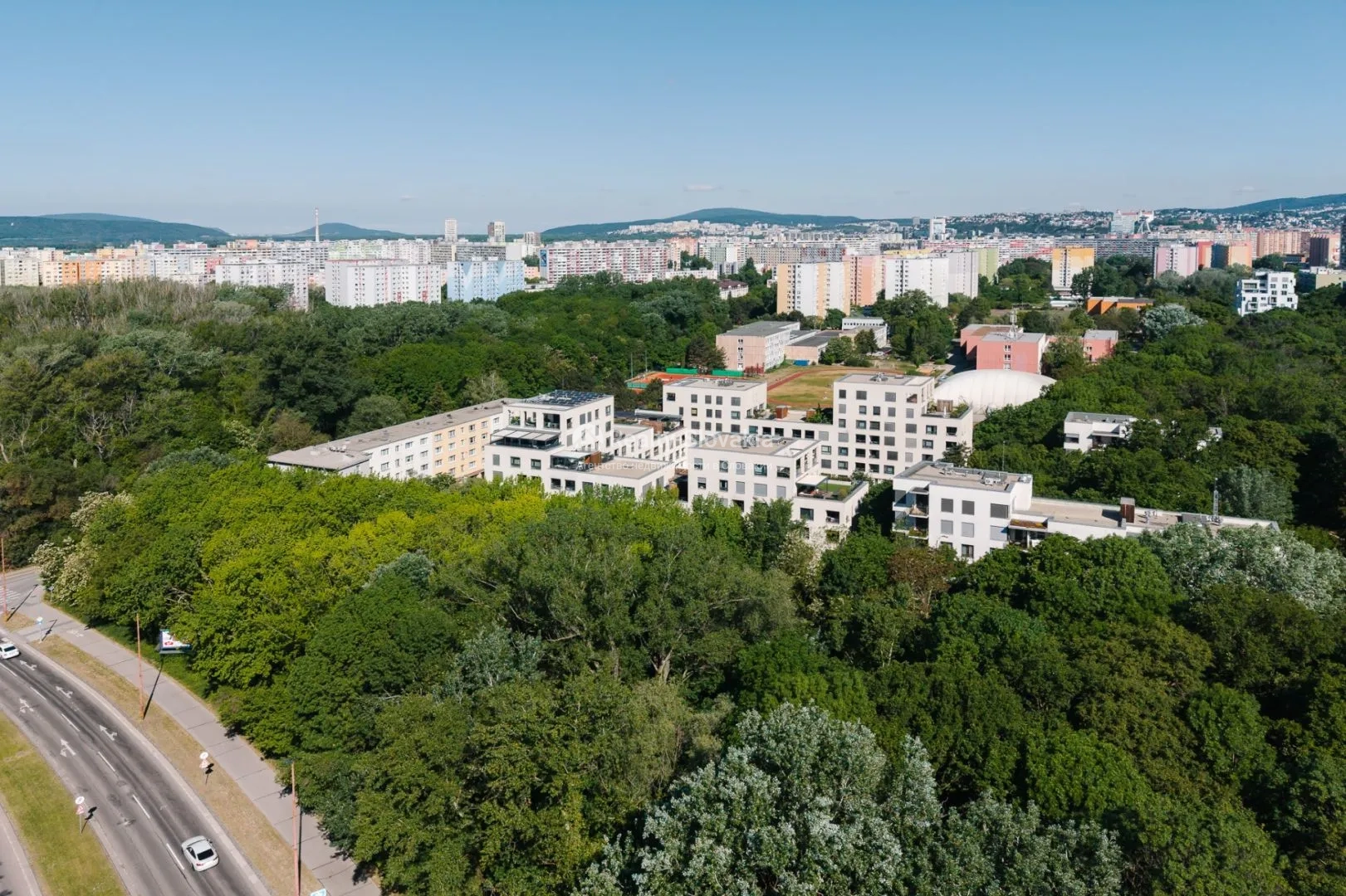 Вид на жилой район с зелеными насаждениями и дорогой — 1,5-к квартира, продажа, Братислава (Петржалка)
