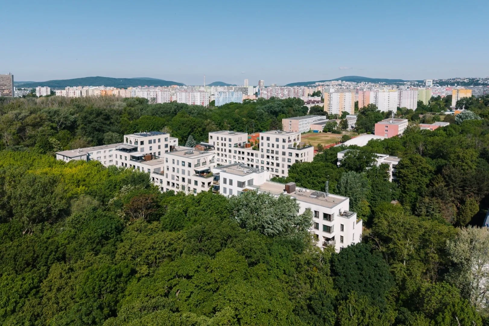 Вид на жилой комплекс среди деревьев — 1,5-к квартира, продажа, Братислава (Петржалка)