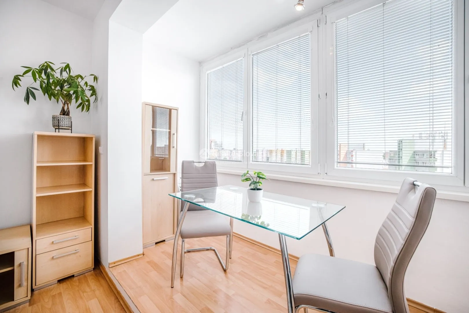 Столовая с стеклянным столом и креслами — 2-к квартира, продажа, Братислава (Петржалка)