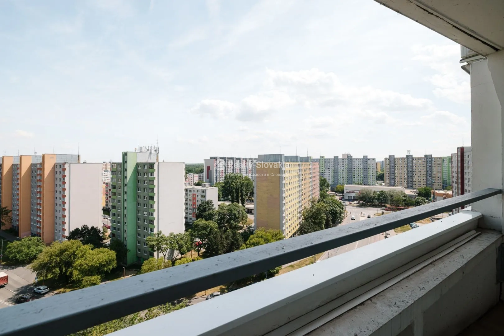 Вид из окна на жилой район — 2-к квартира, продажа, Братислава (Петржалка)