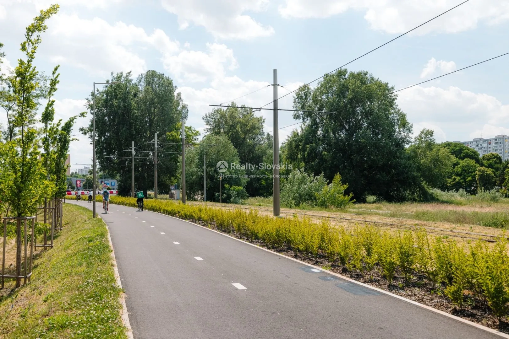 Велосипедная дорожка среди зелени — 2-к квартира, продажа, Братислава (Петржалка)