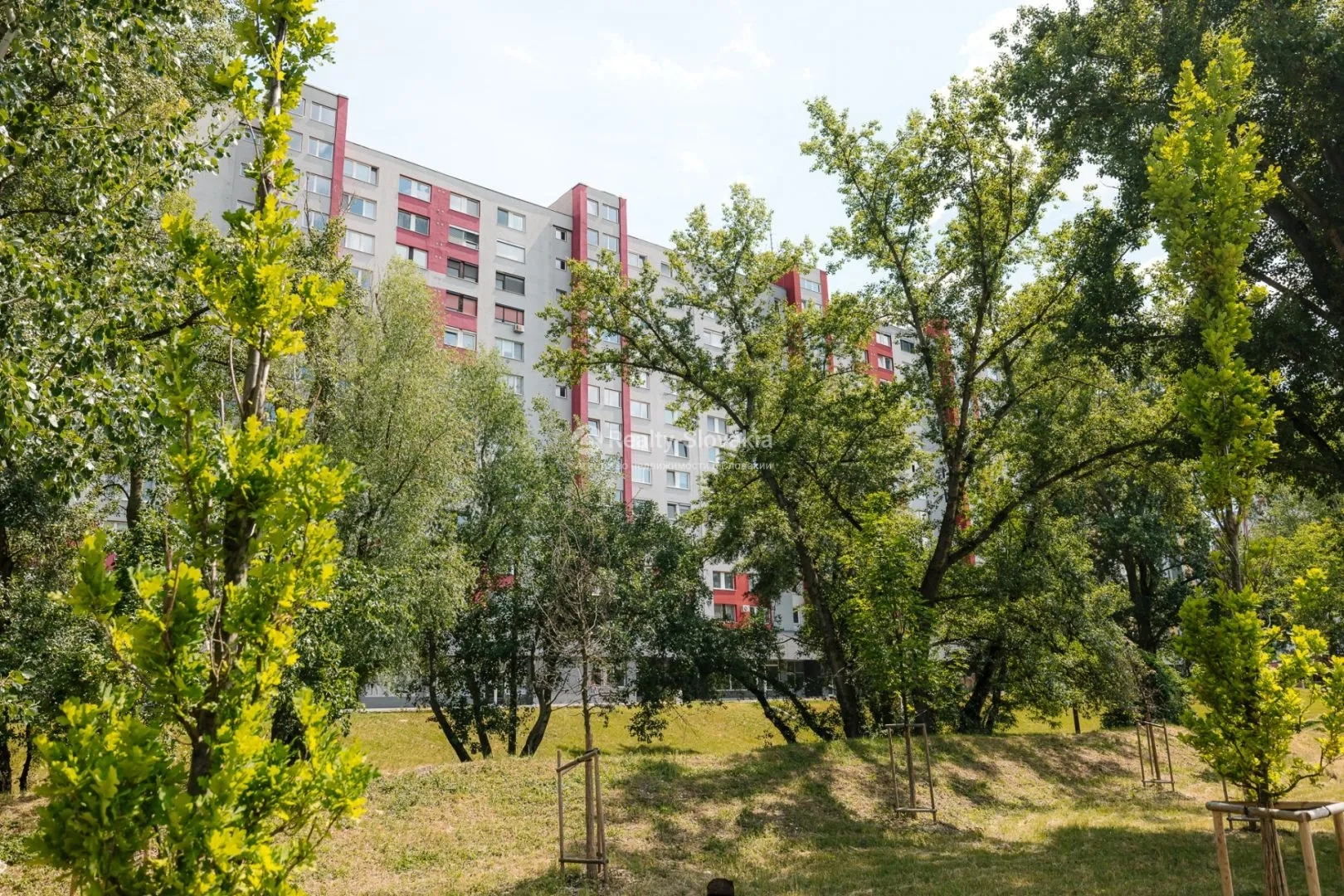 Вид на жилой дом со двора — 2-к квартира, продажа, Братислава (Петржалка)