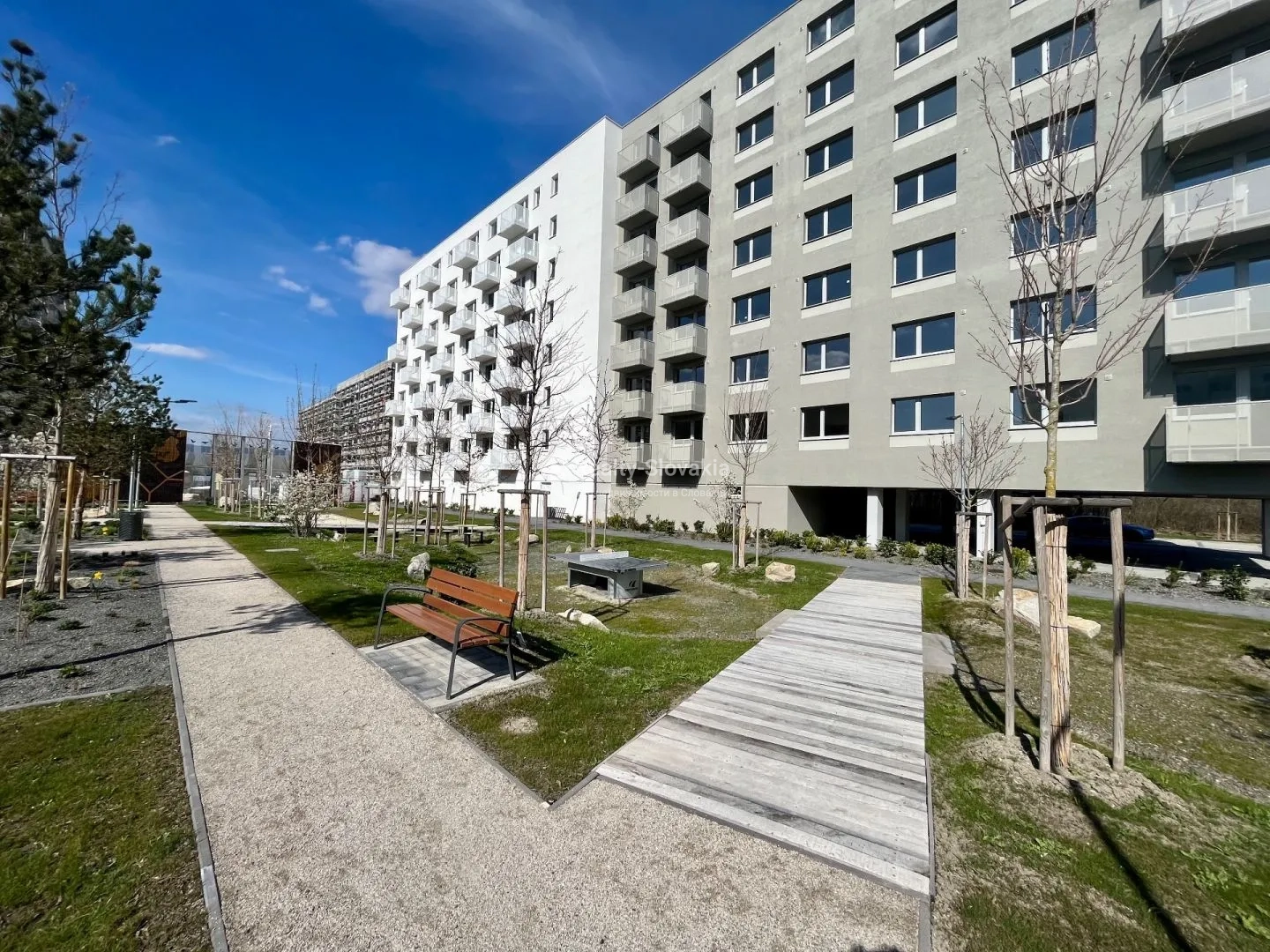 Вид на жилой дом с зеленым двором — 2,5-к квартира, аренда, Братислава (Ружинов)