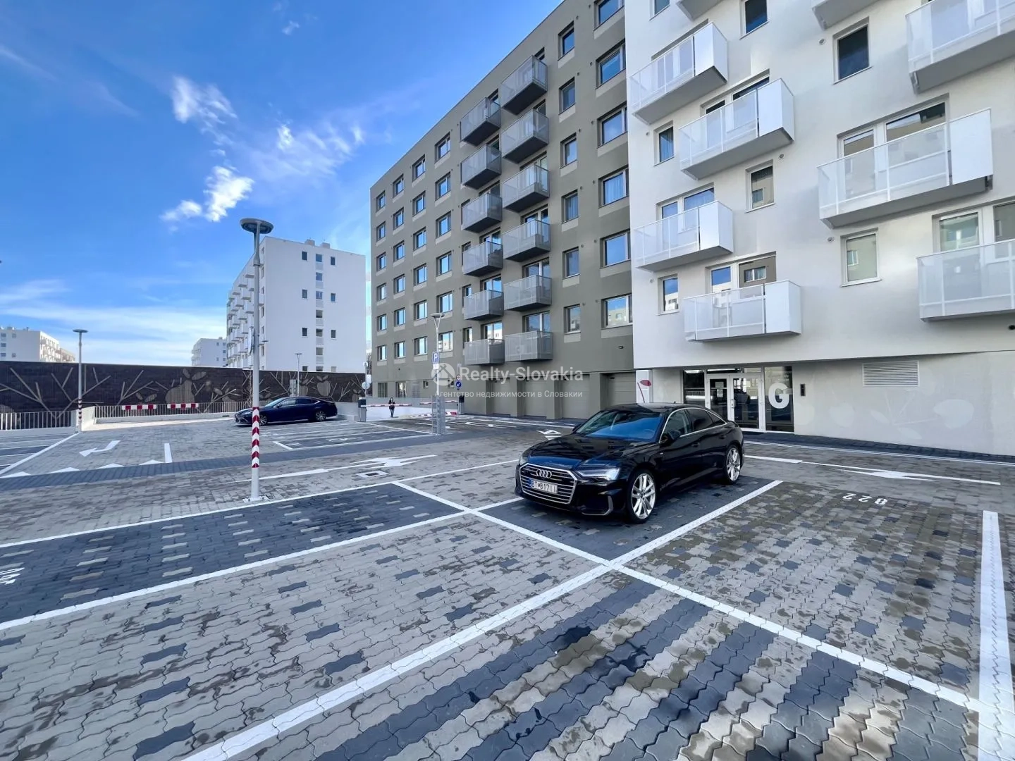 Стоянка перед жилым комплексом — 2,5-к квартира, аренда, Братислава (Ружинов)