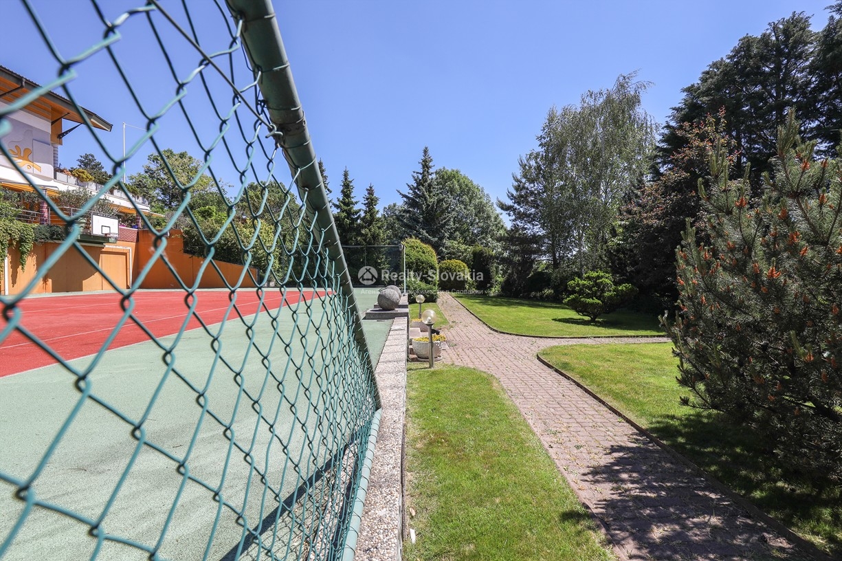 Спортивная площадка за забором — 6-к дом, аренда, Братислава (Нове Место)
