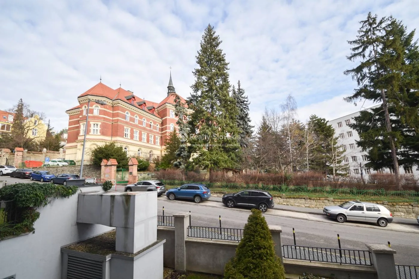 Улица с домами и автомобилями — 4-к квартира, аренда, Братислава (Старе Место)