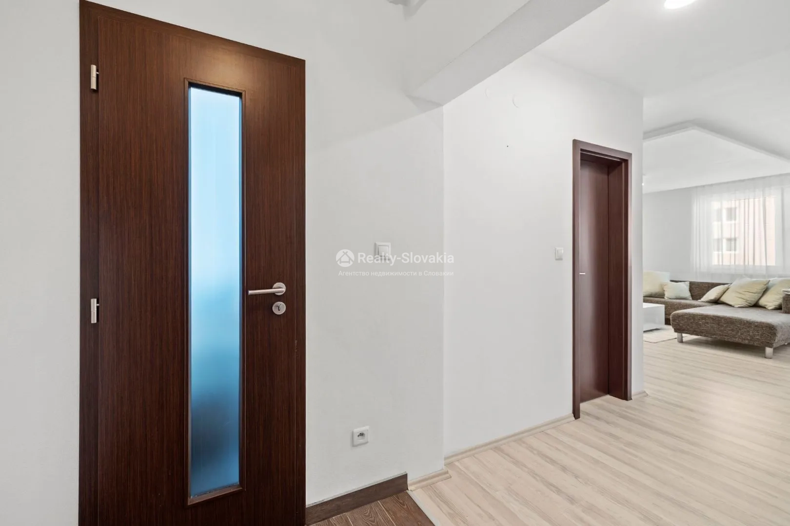 Входная дверь с матовым стеклом — 2-к квартира, продажа, Братислава (Дубравка)