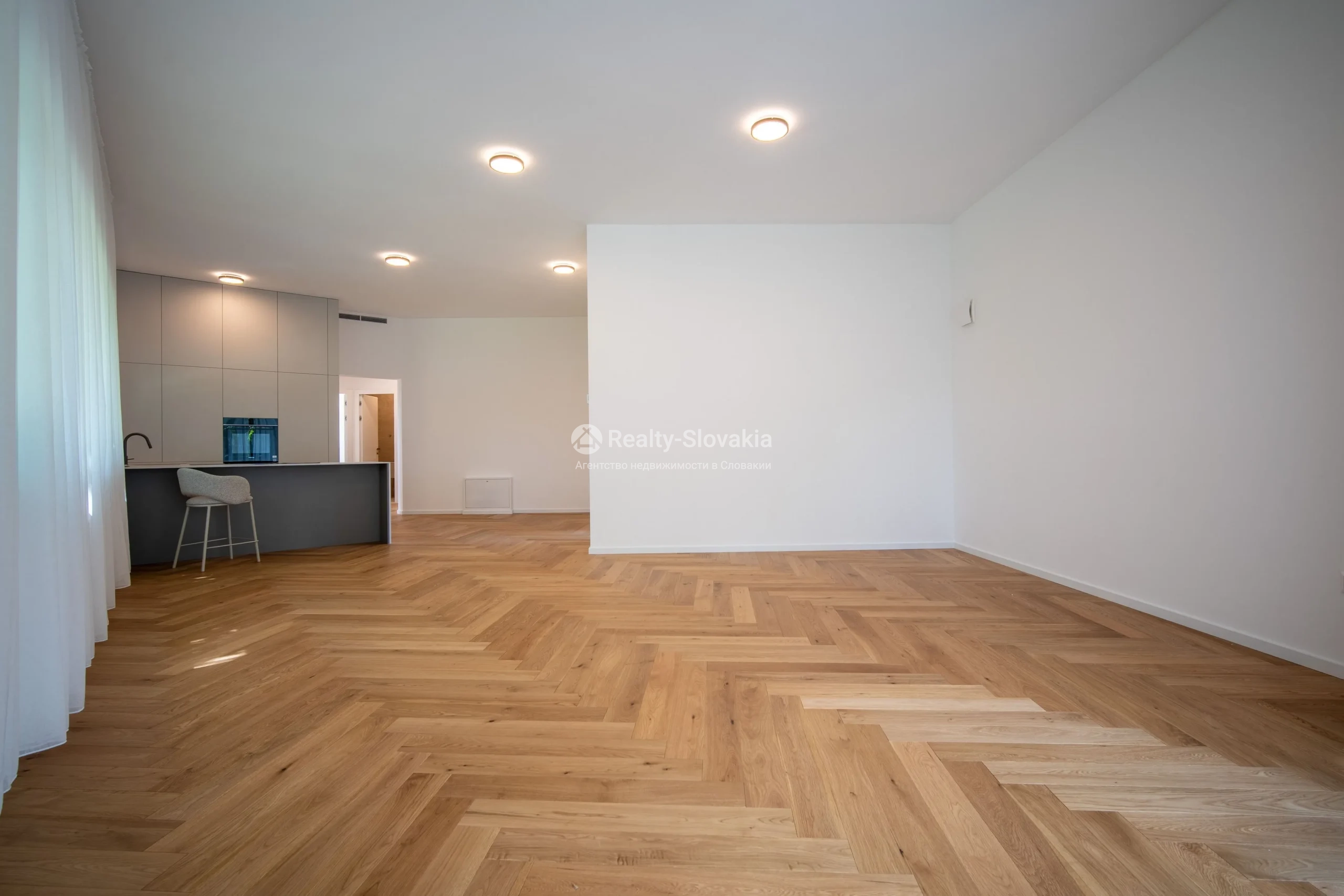 Кухонная зона с барной стойкой и стулом — 3-к квартира, продажа, Братислава (Старе Место)
