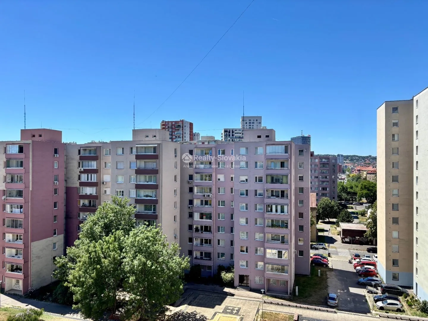 Вид на жилой дом со двора — 4-к квартира, продажа, Братислава (Ружинов)