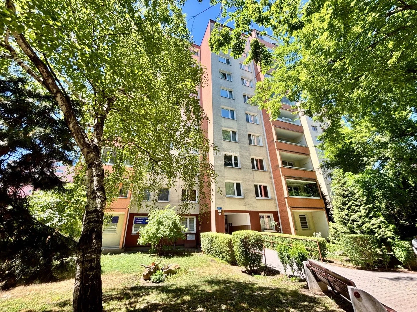 Вид на жилой дом со двора — 4-к квартира, продажа, Братислава (Ружинов)