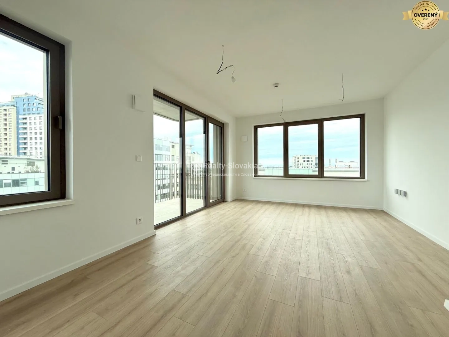 Кухня с барной стойкой — 3-к квартира, продажа, Братислава (Ружинов)