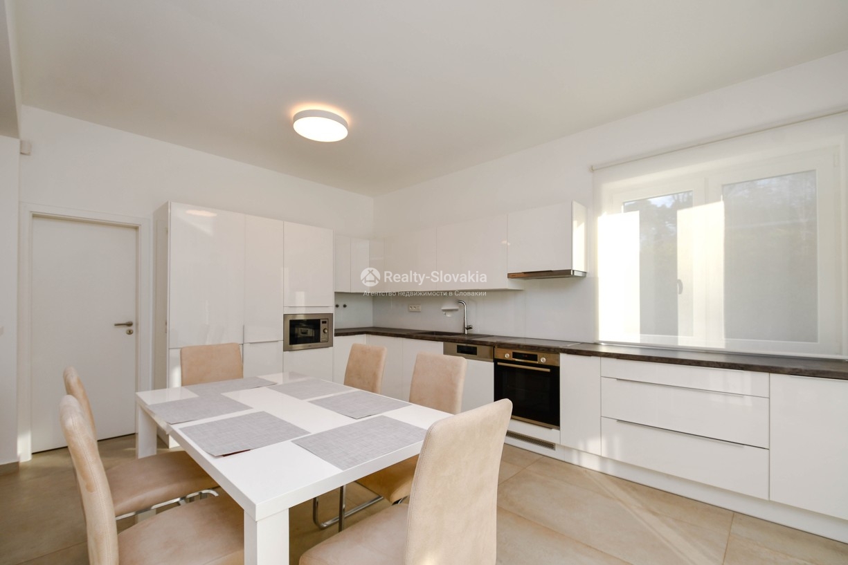 Кухня с обеденным столом и стульями — 5-к вилла, аренда, Братислава (Дубравка)
