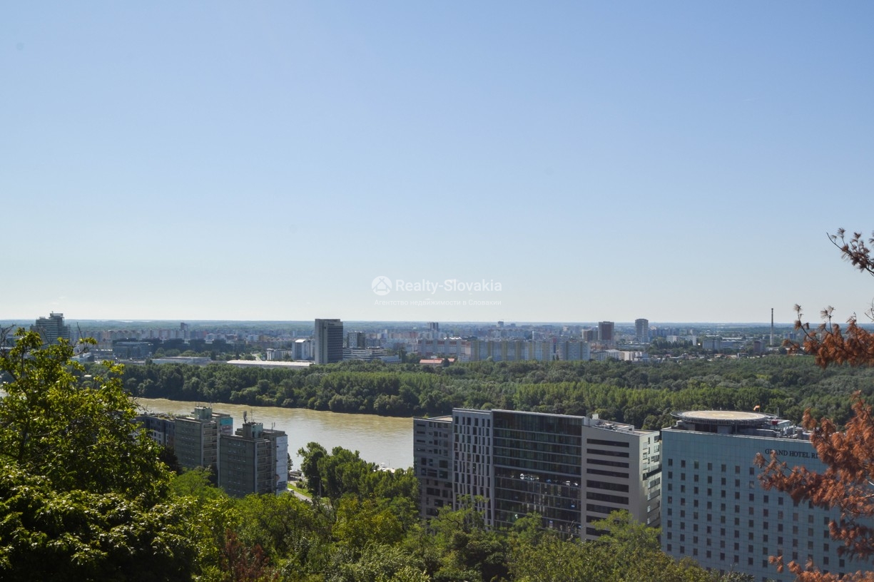 Вид на реку и городской пейзаж — 11-к вилла, аренда, Братислава (Старе Место)