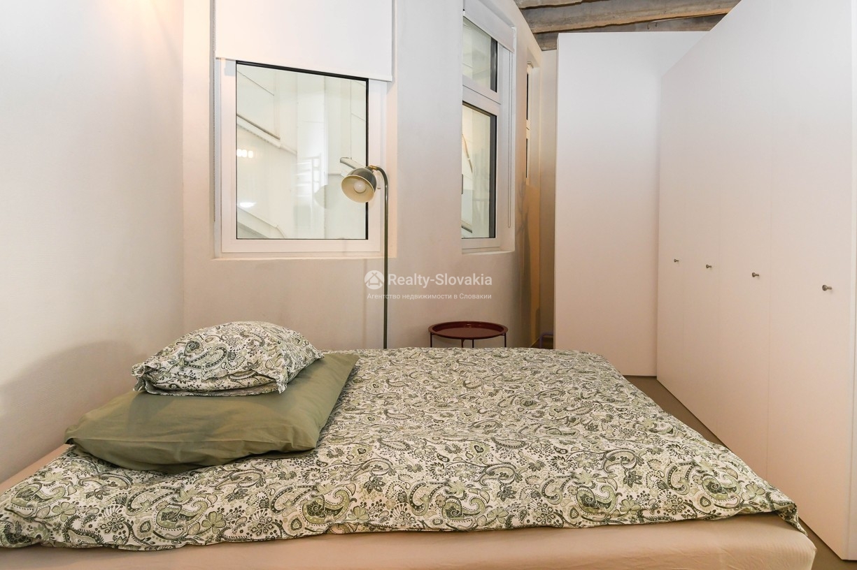 Спальня с кроватью и окнами — 3-к квартира, аренда, Братислава (Старе Место)