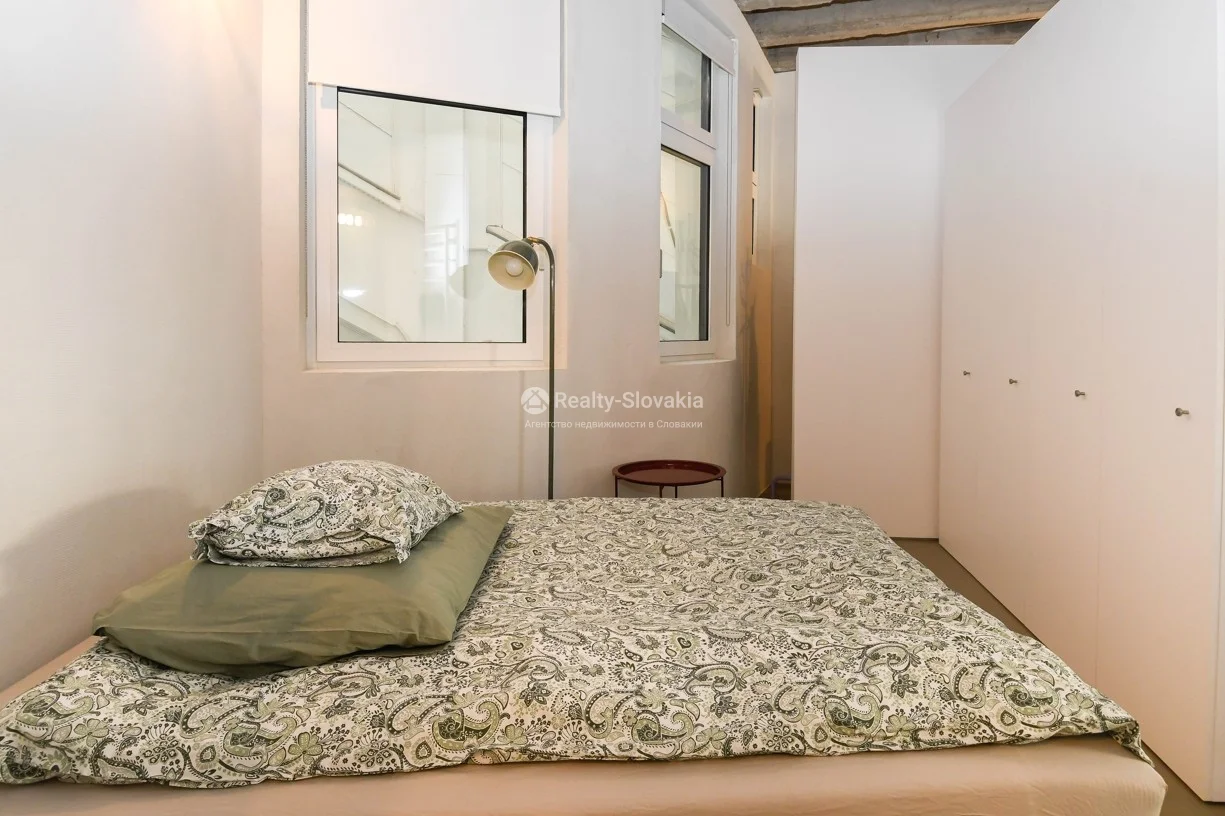 Спальня с кроватью и окнами — 3-к квартира, аренда, Братислава (Старе Место)