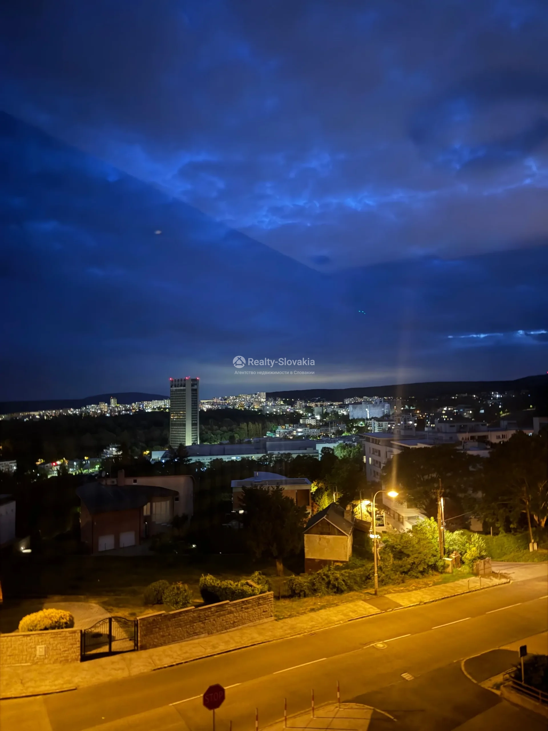 Ночная панорама города с улицей и зданиями — 4-к квартира, аренда, Братислава (Старе Место)