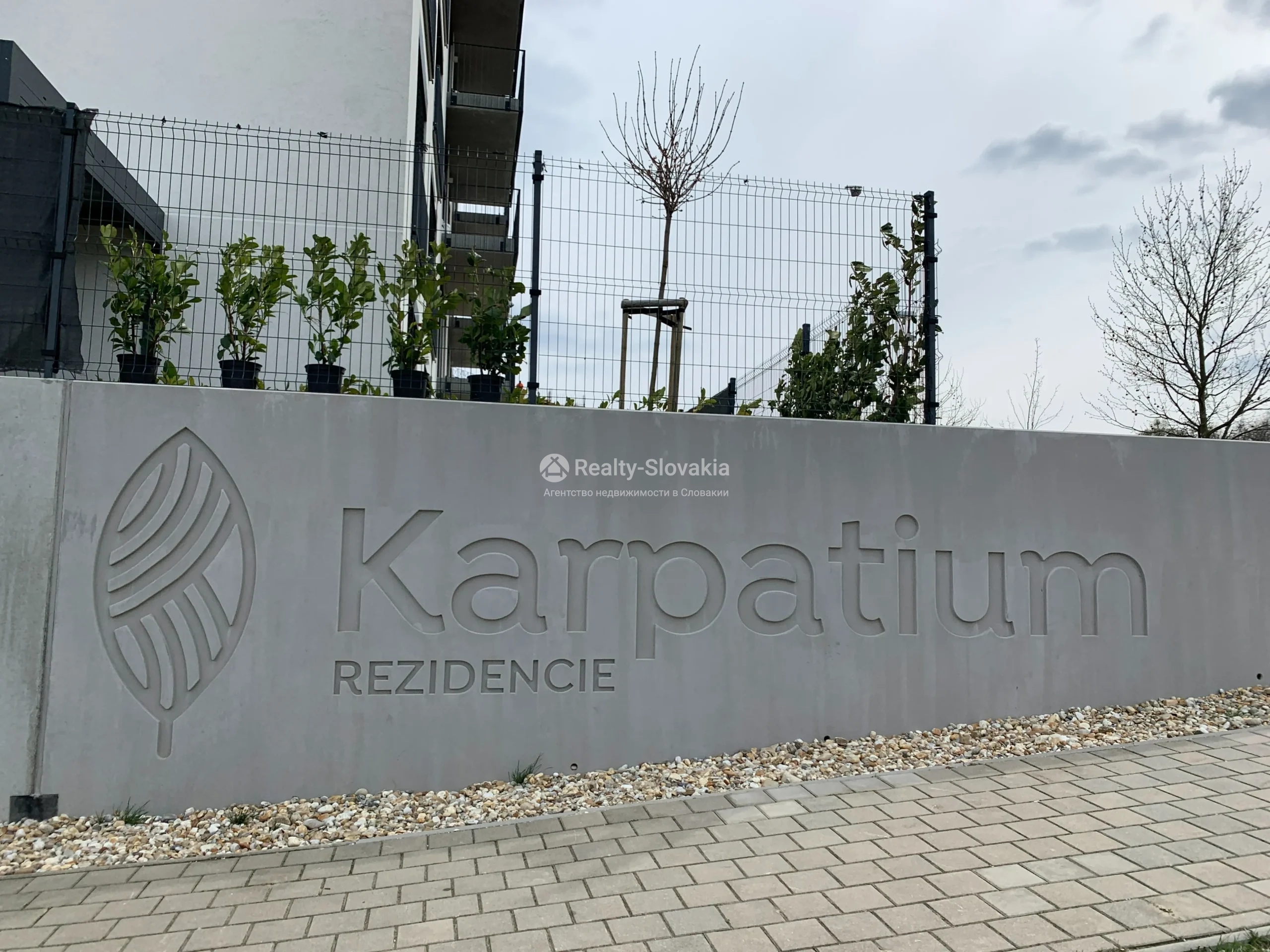 Стена с надписью Karpatium Residencie — 4-к квартира, аренда, Братислава (Загорска Быстрица)