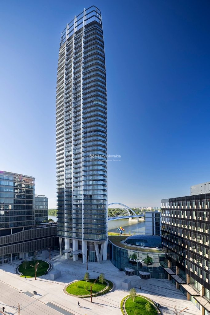 Проект Eurovea Tower: Высотное здание с мостом на переднем плане