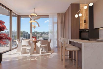 Проект Ganz House: Кухня-столовая у окна с красным деревом за стеклом