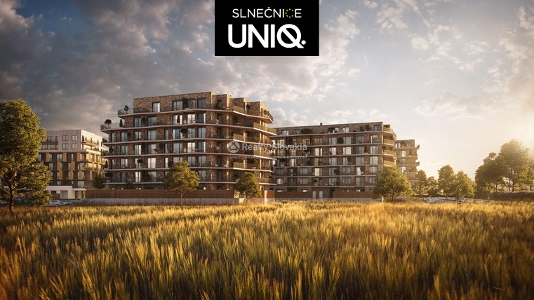 Проект Slnečnice Uniq: Низкие кирпичные корпуса за высокой травой в вечернем свете